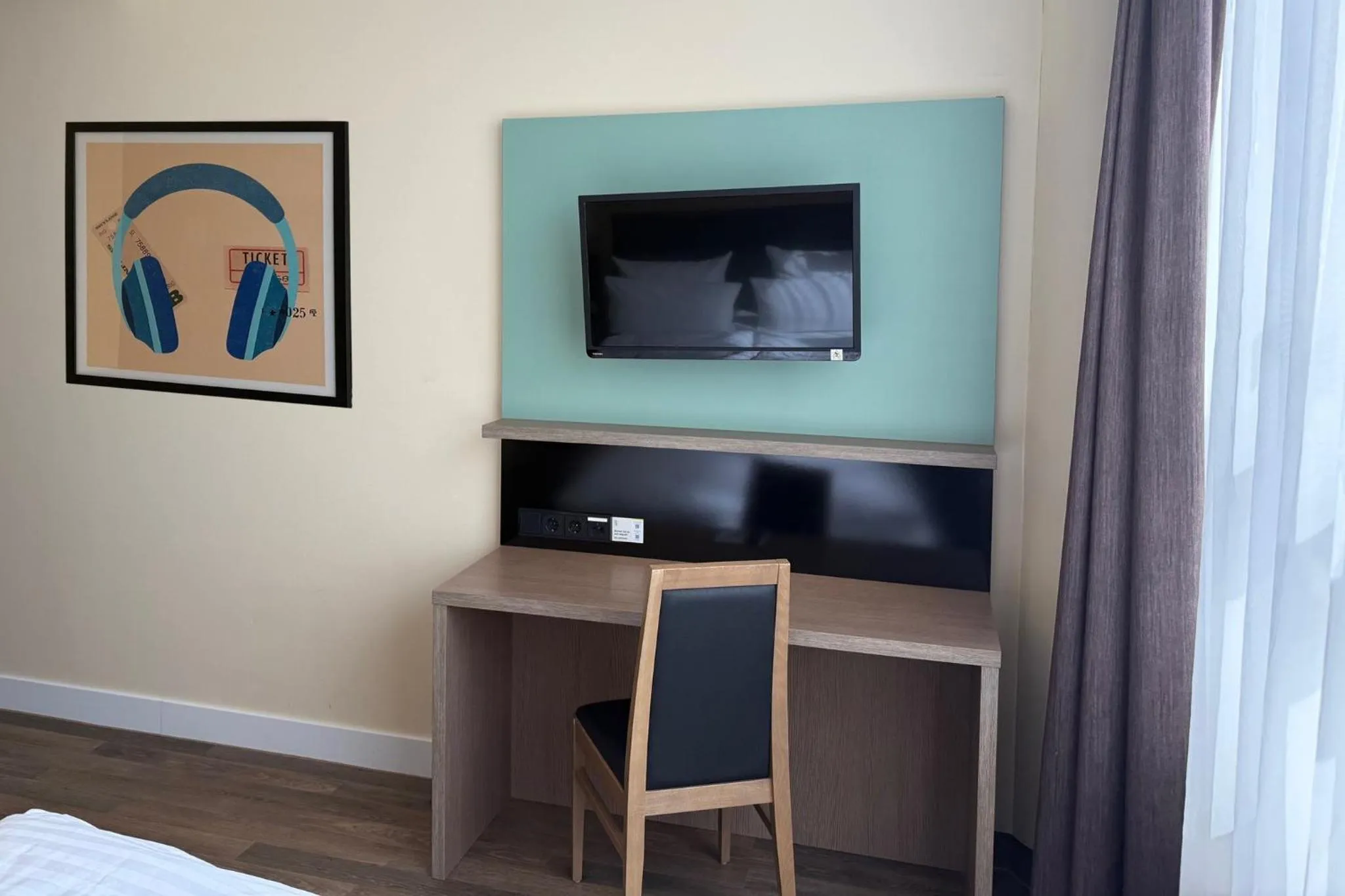 Standard Queen Room in Garner Hotel Berlin - Charlottenburg, an IHG Hotel