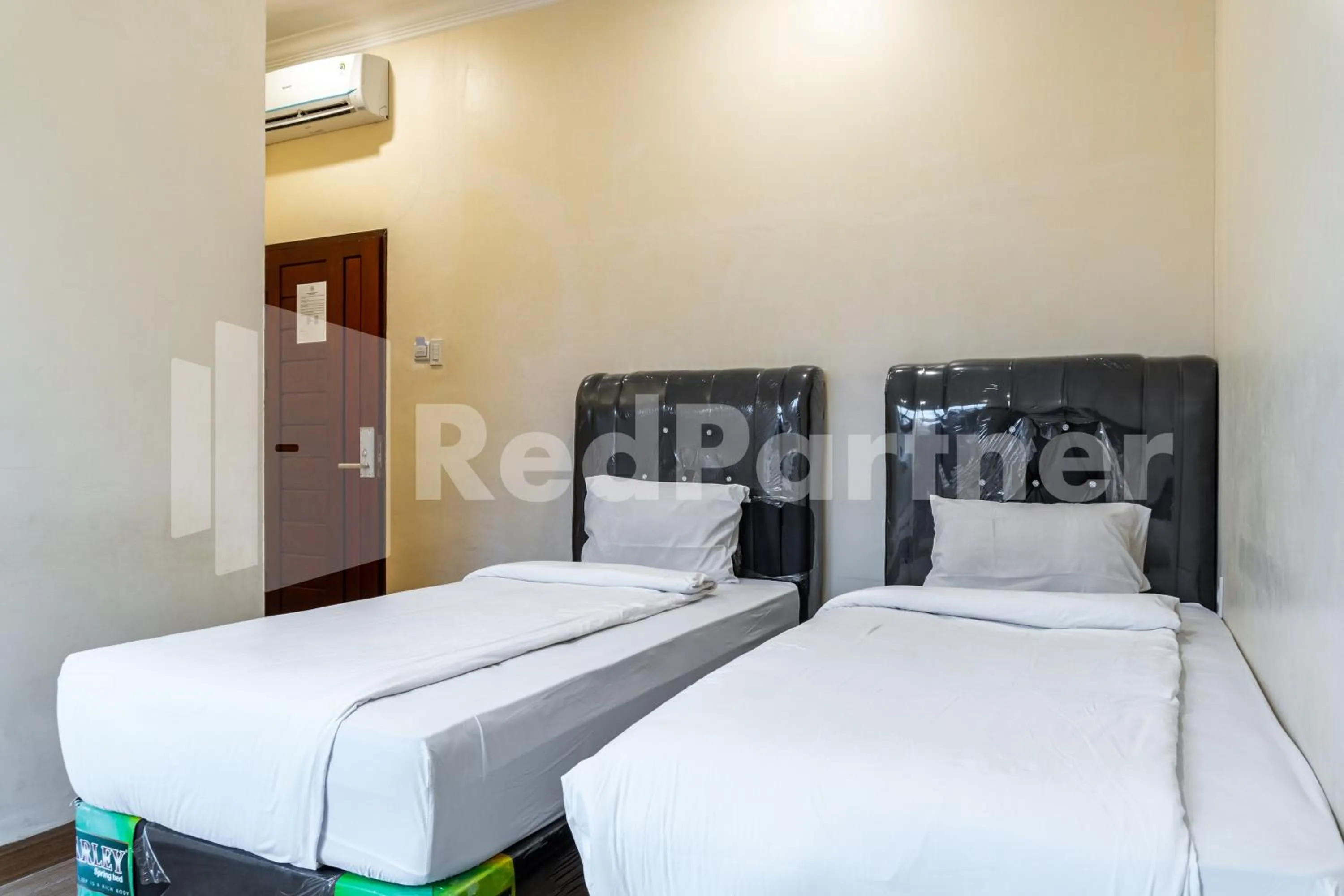 Twin Room in Adam Malik Guesthouse near Regale ICC Medan Mitra RedDoorz