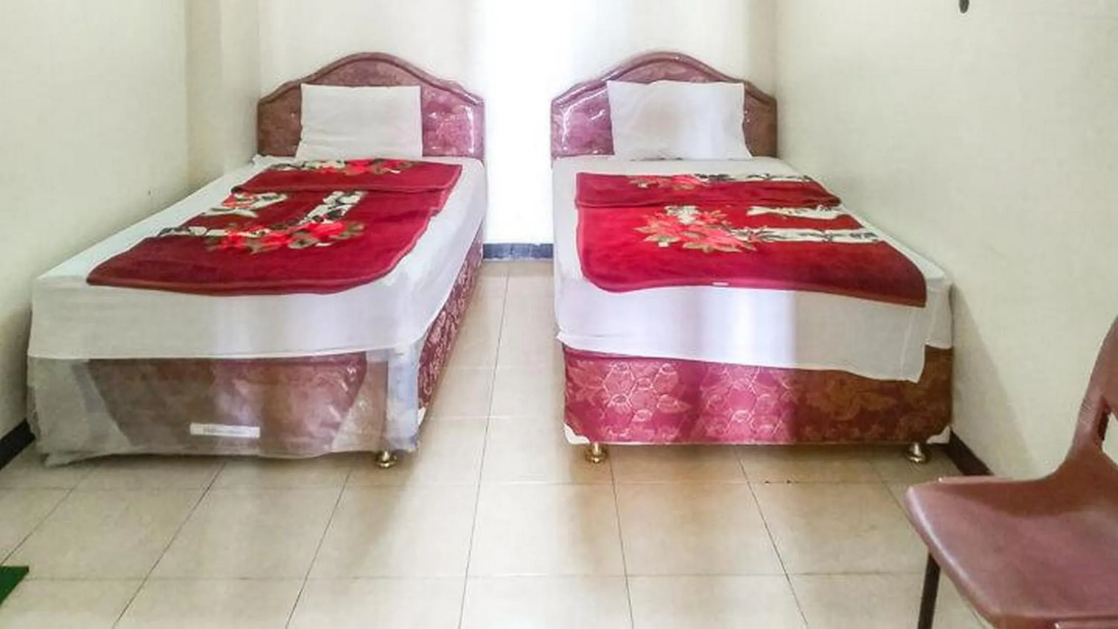 Standard Twin Room in Villa Al Barokah Syariah Family Mitra RedDoorz near Sarangan Lake