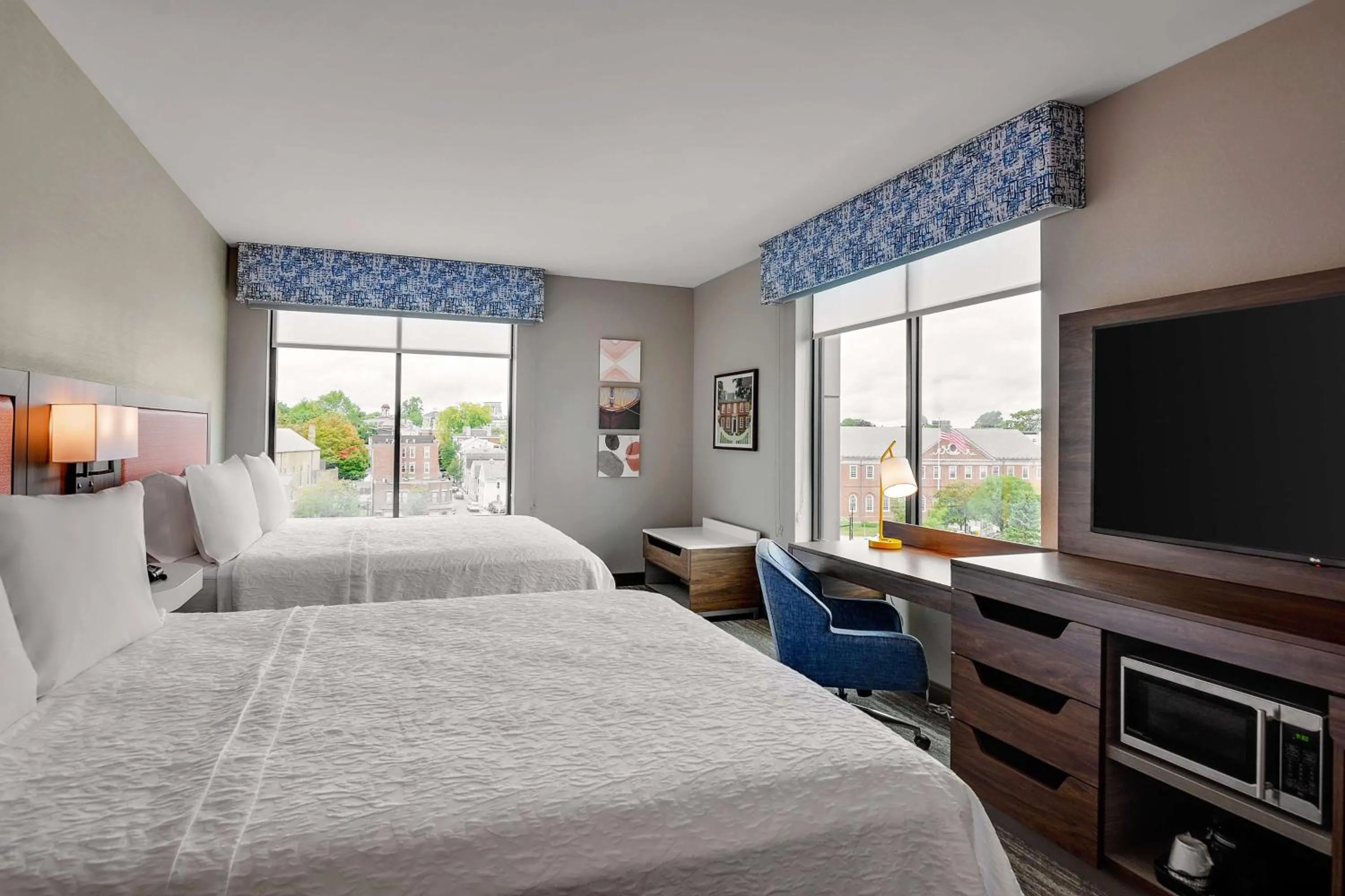 Queen Room with Two Queen Beds in Hampton Inn Salem, Ma