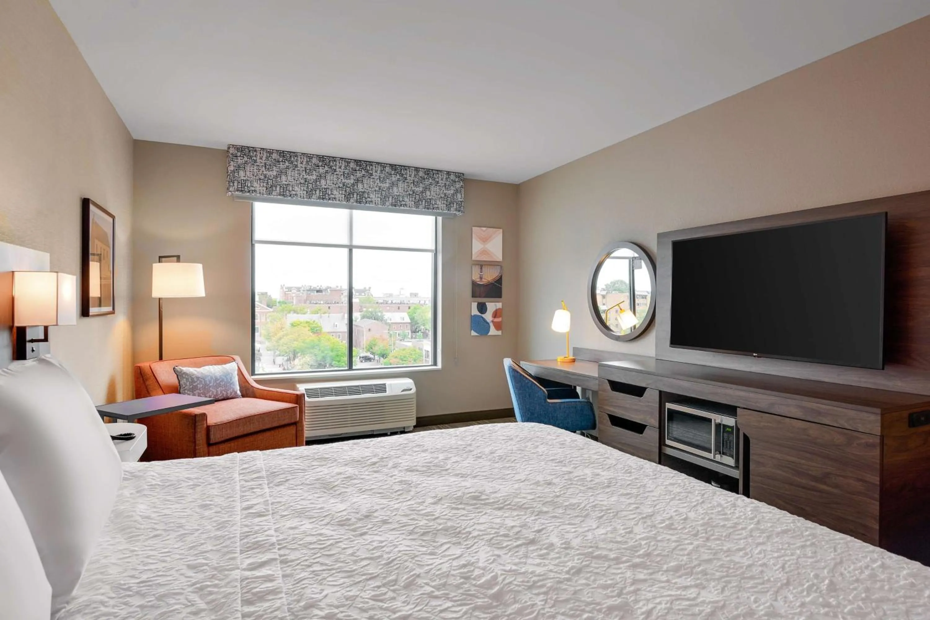 King Room in Hampton Inn Salem, Ma