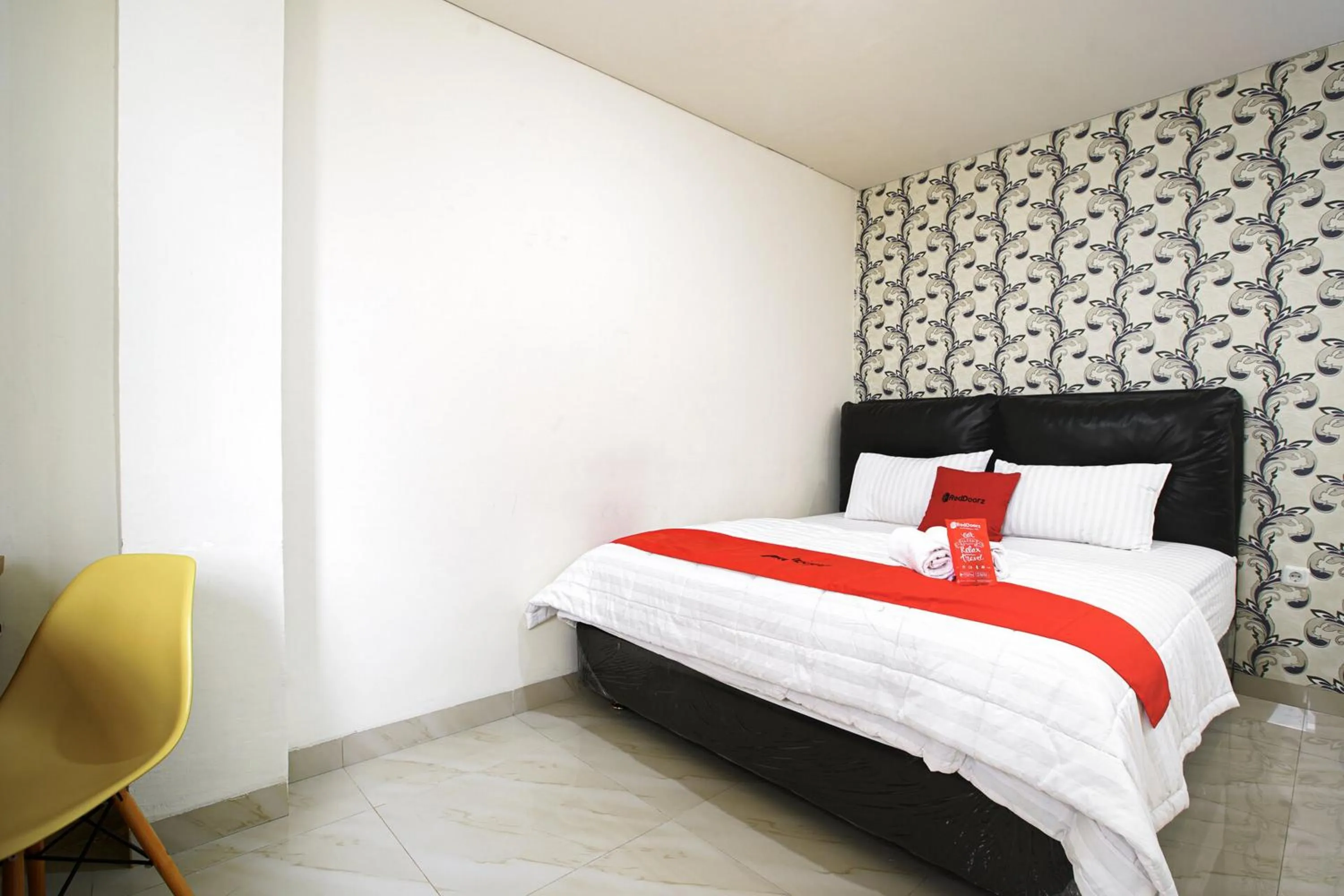 Double Room in RedDoorz near Palembang Trade Center 3