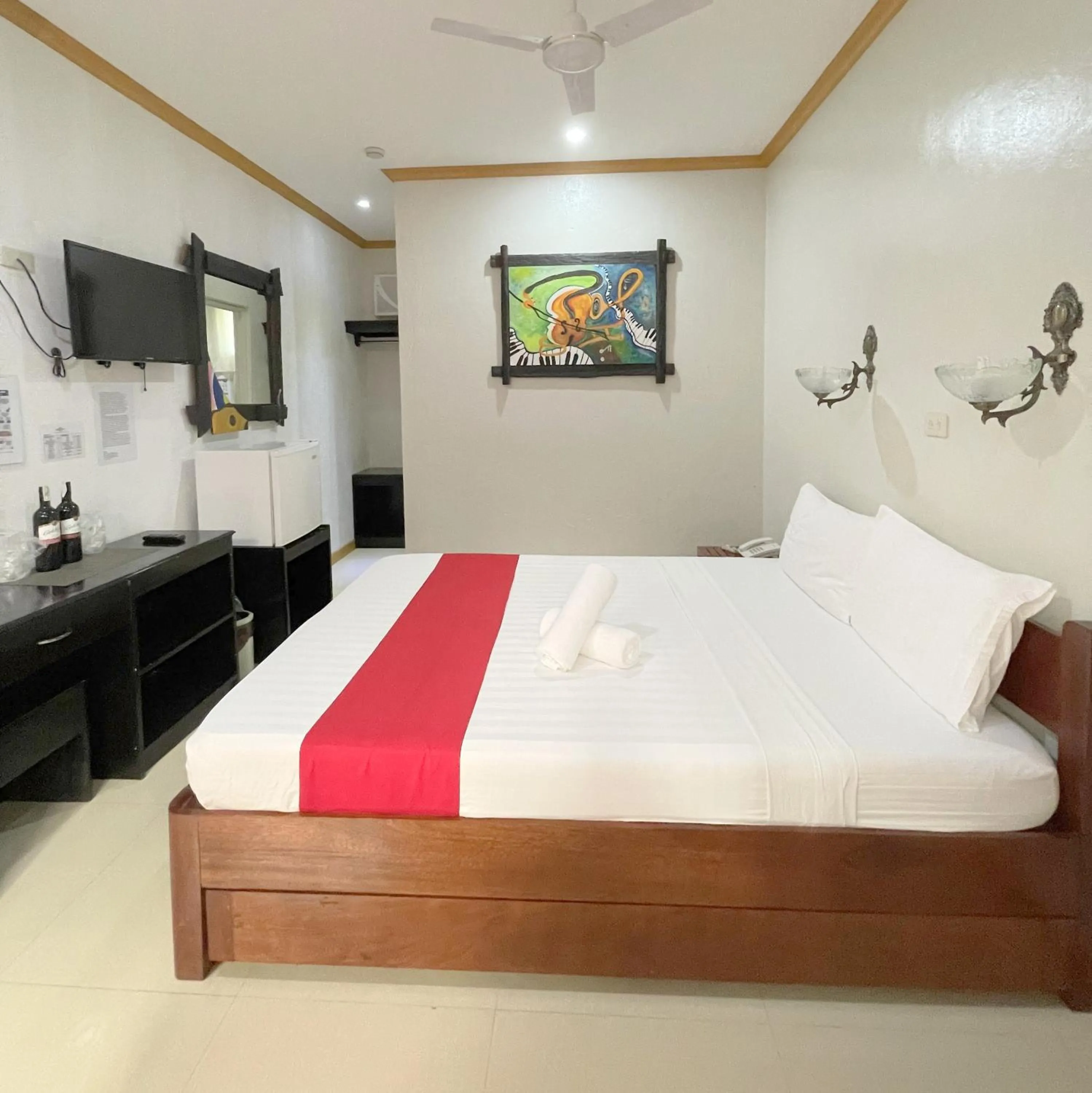 Deluxe King Room in RedDoorz at New Casamila Hotel Palawan