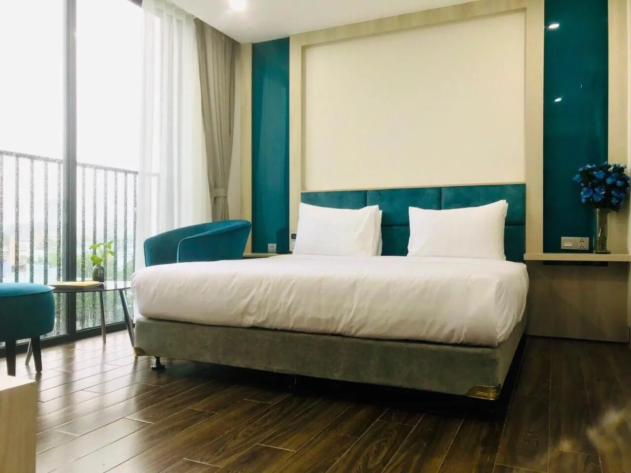 Deluxe King Room in Cali hotel books Da Nang