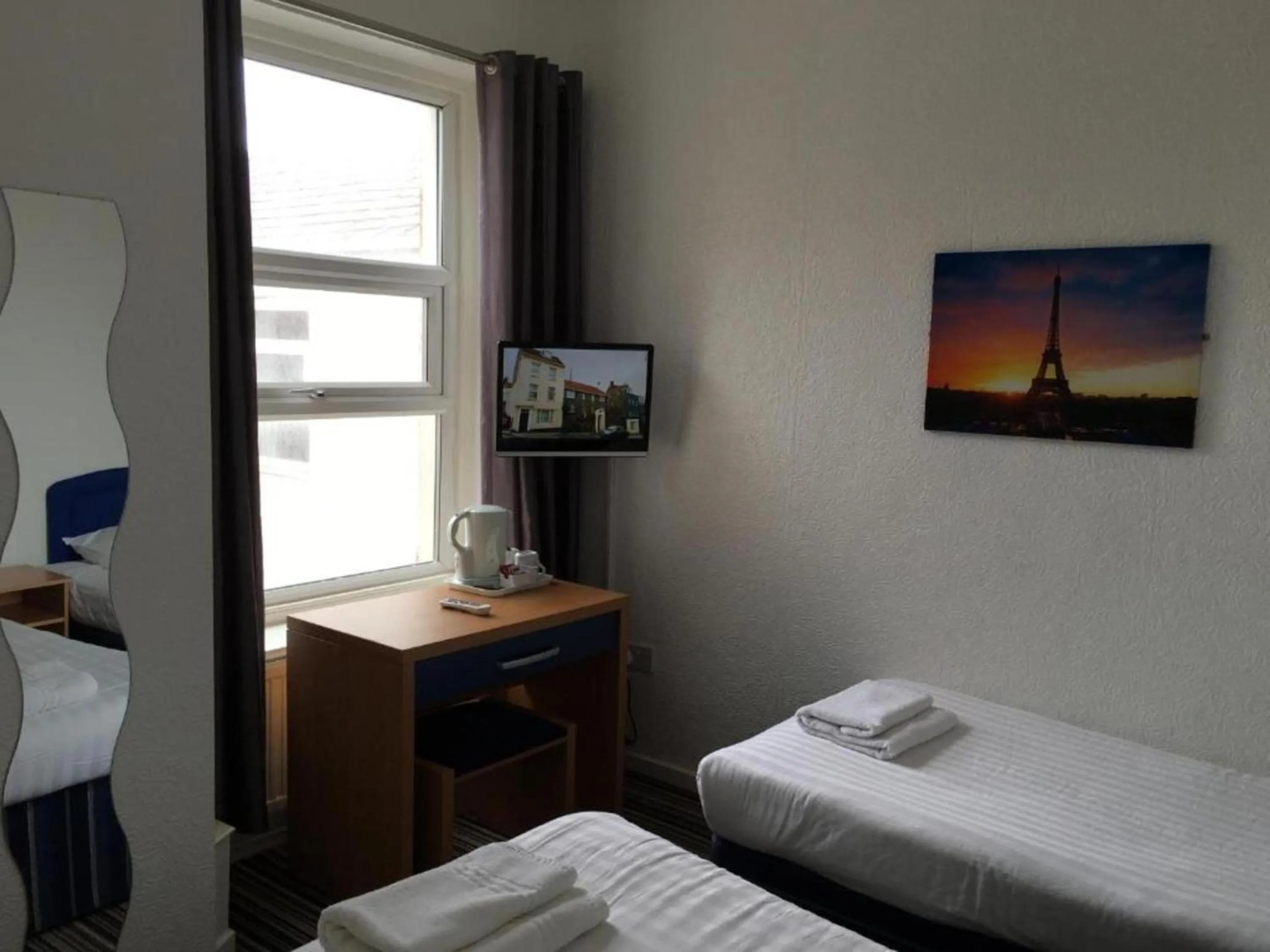 Standard Twin Room in OYO Wave Crest Hotel