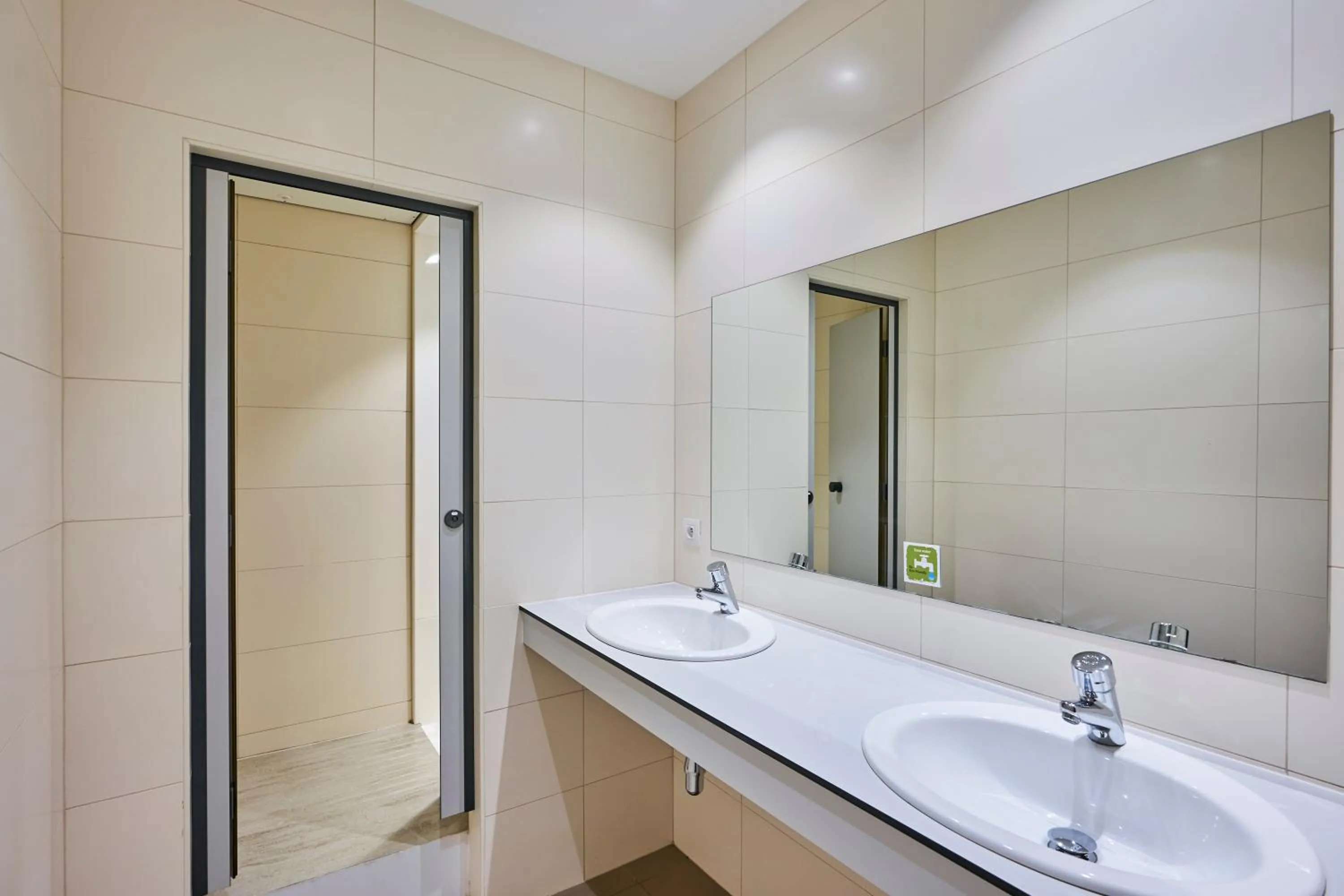 Twin Room in HI Brussels Generation Europe Hostel