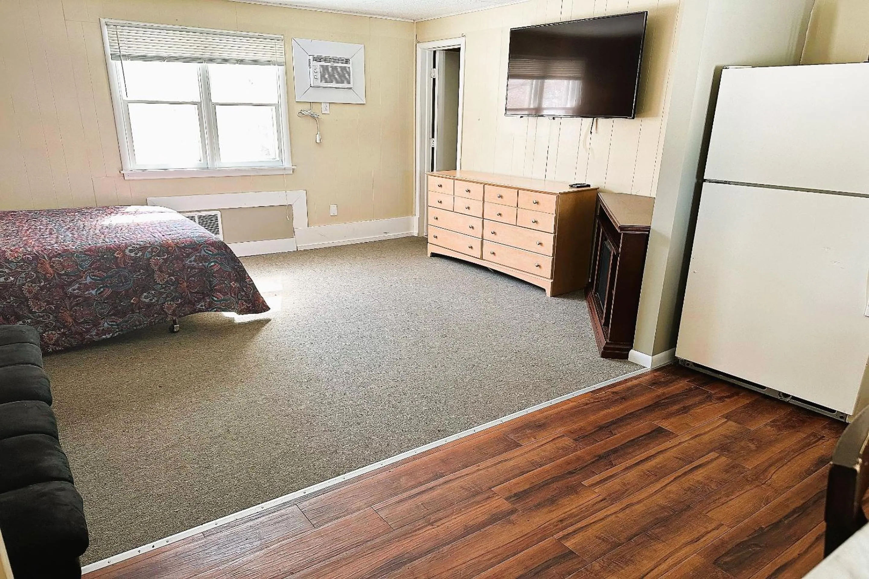 Premium Queen Bed with Kitchenette in Love Hotels Timberline By OYO Lake Superior