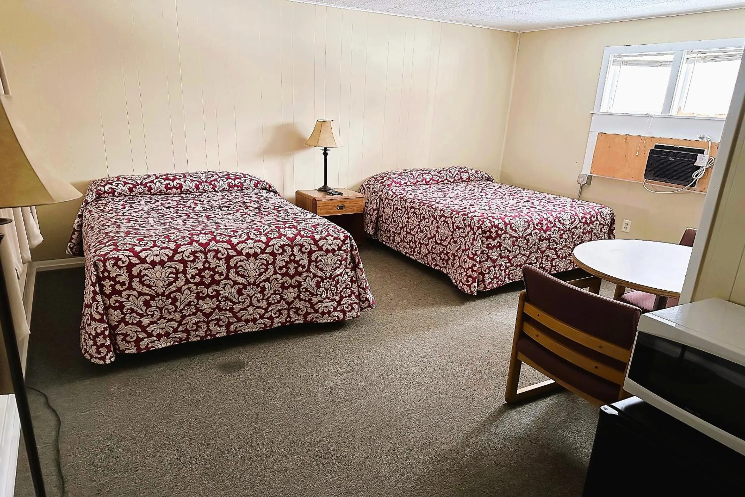 2 Queen Bed in Love Hotels Timberline By OYO Lake Superior