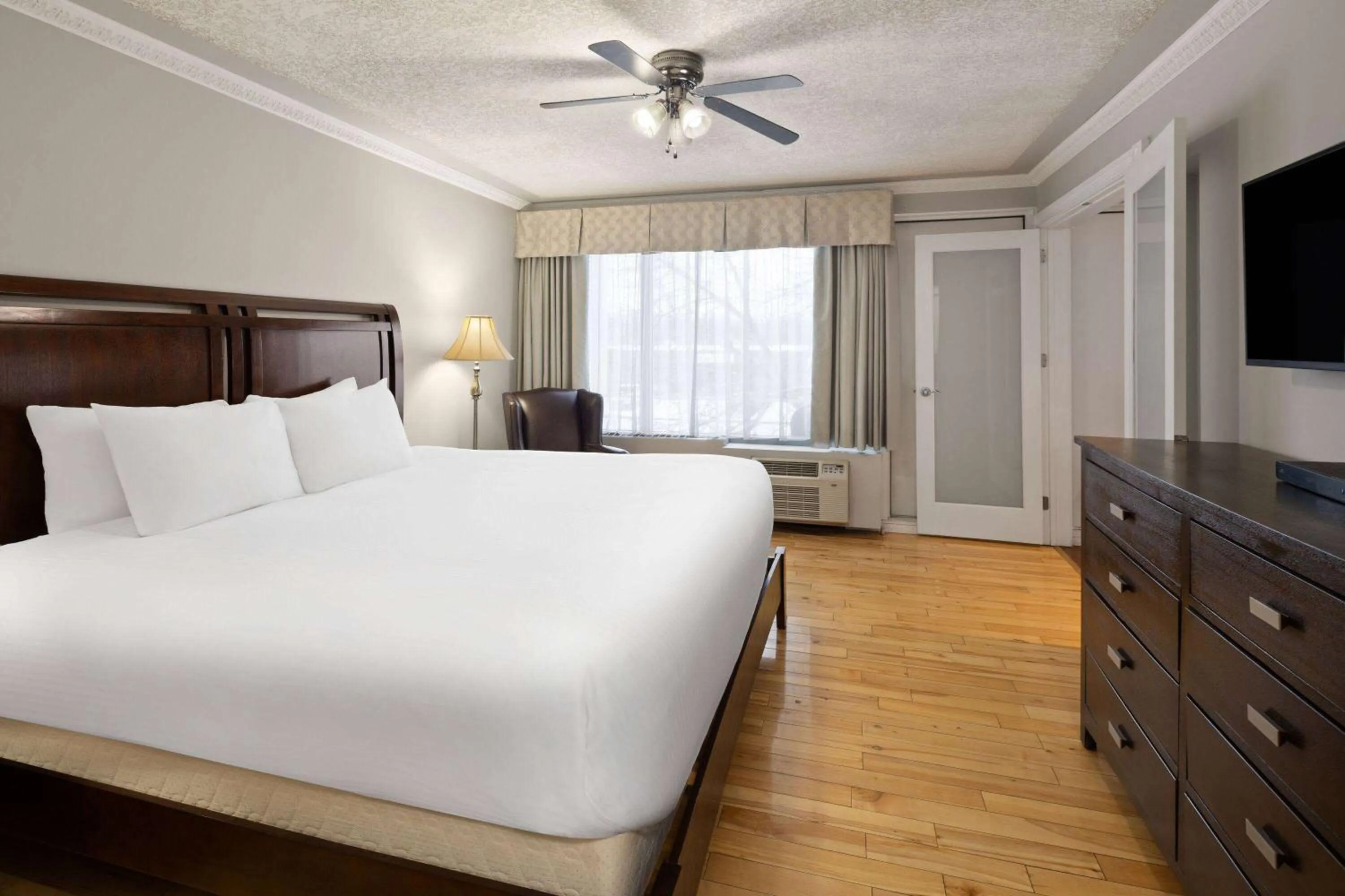 Two Bedroom family suite with 2 queen beds and a king bed, Non Smoking in Baymont by Wyndham Edson