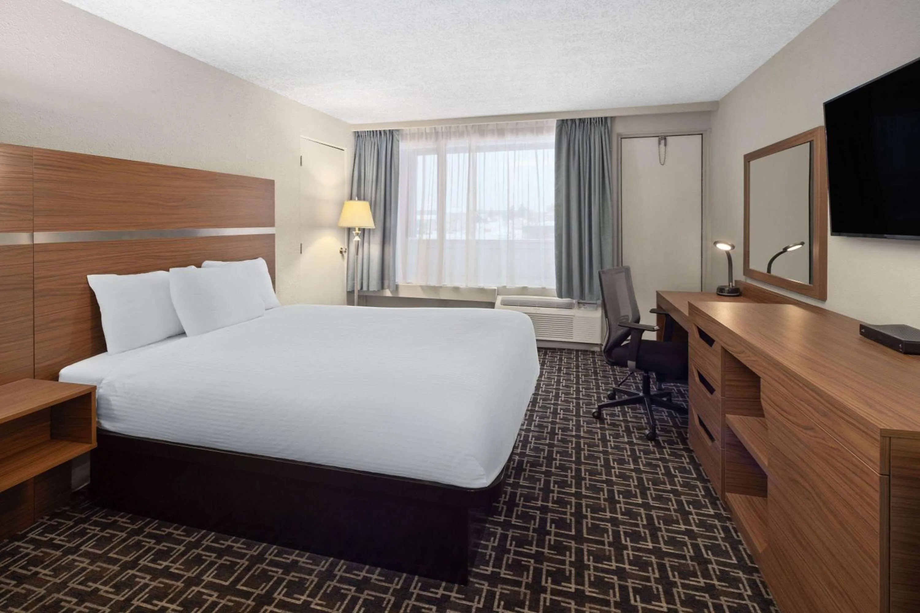 Queen Room - Non-Smoking in Baymont by Wyndham Edson