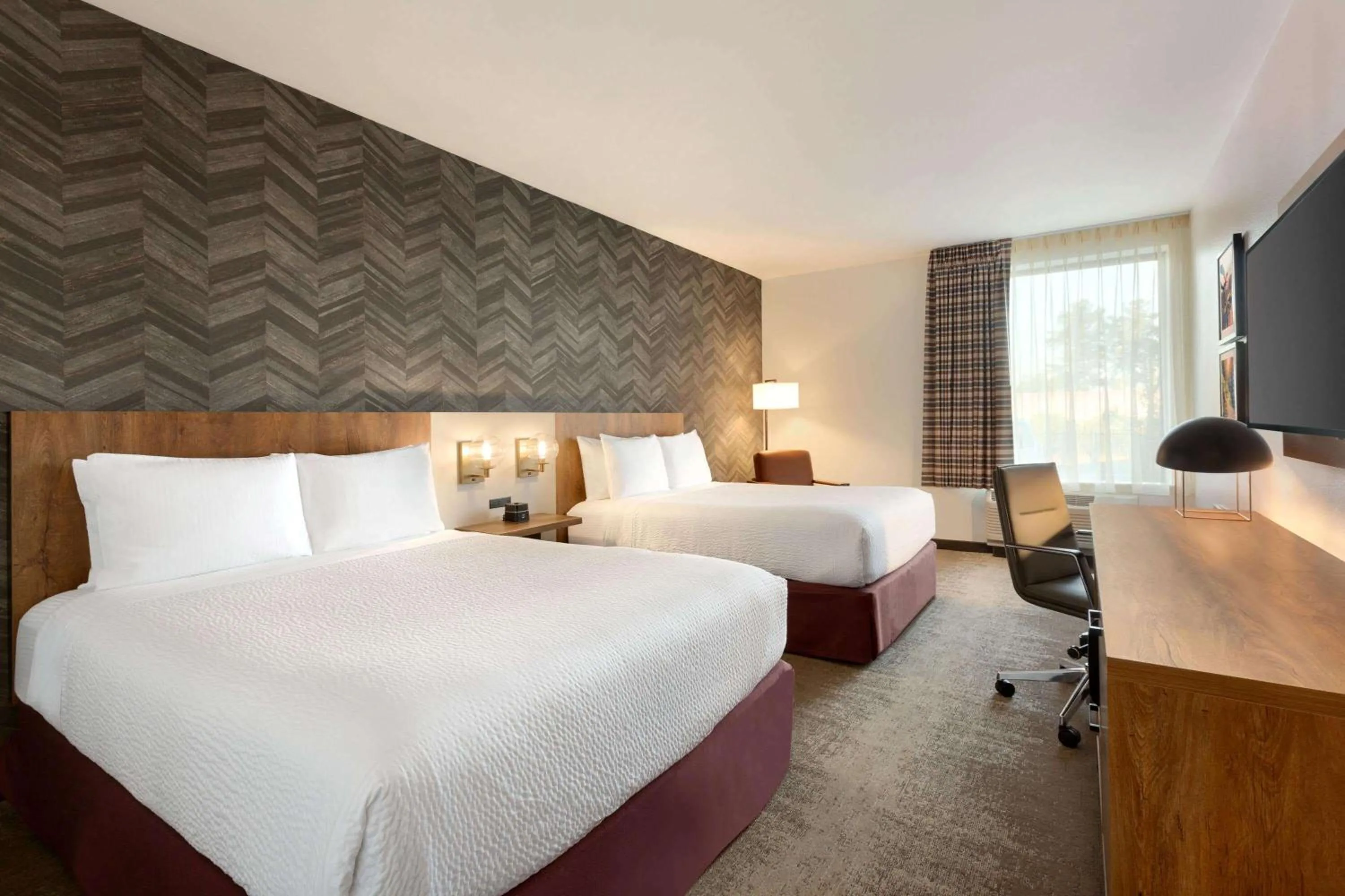 Queen Room with Two Queen Beds - Mobility Access/Non-Smoking in La Quinta Inn & Suites by Wyndham Santa Rosa Sonoma