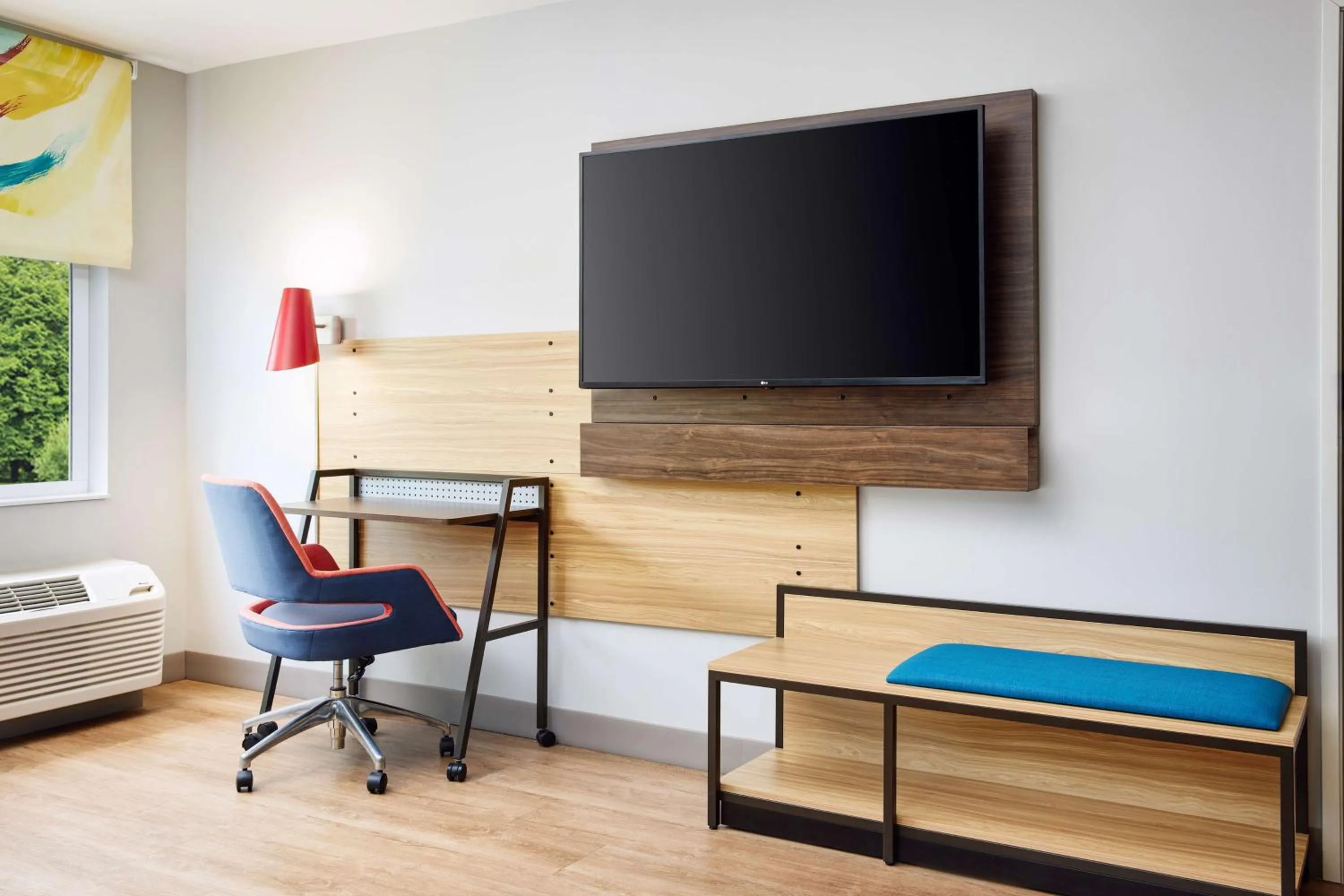 King Room with Bath Tub - Mobility and Hearing Access in Tru By Hilton Charleston Airport