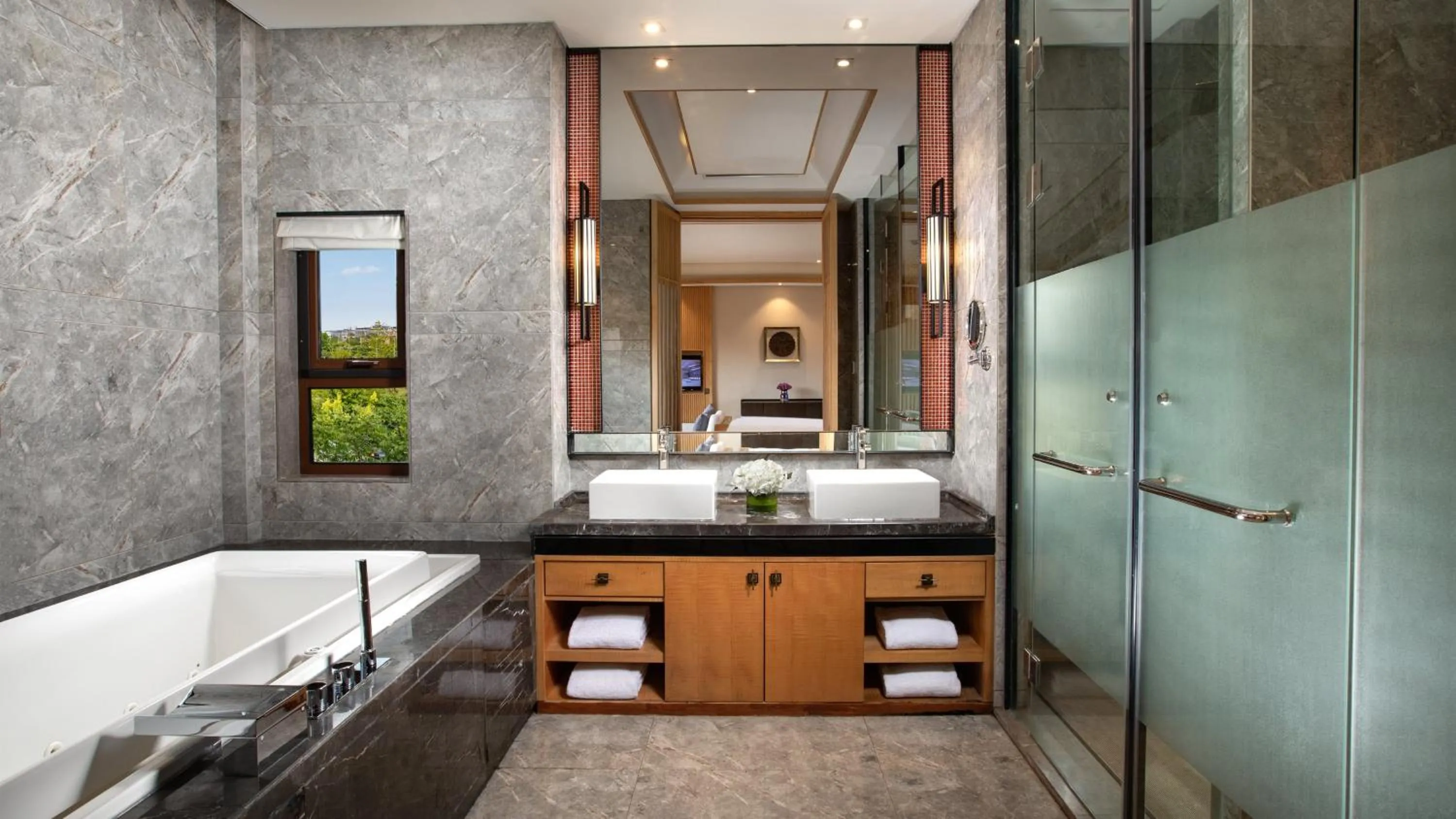 King Suite with Balcony in Holiday Inn Dalian Hot Spring by IHG