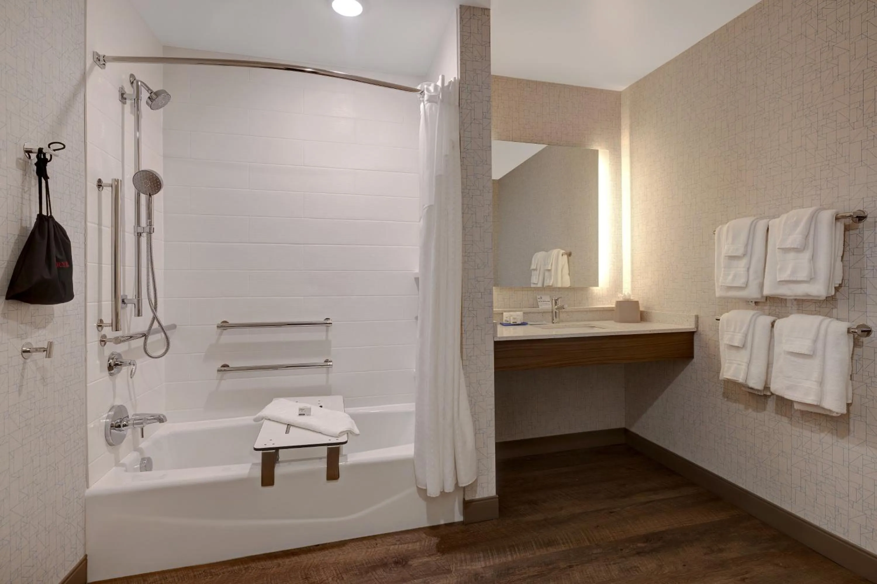 Queen Suite with Two Queen Beds and Mobility Accessible Bathtub - Non-Smoking in Holiday Inn Express & Suites - Grand Rapids South - Wyoming by IHG