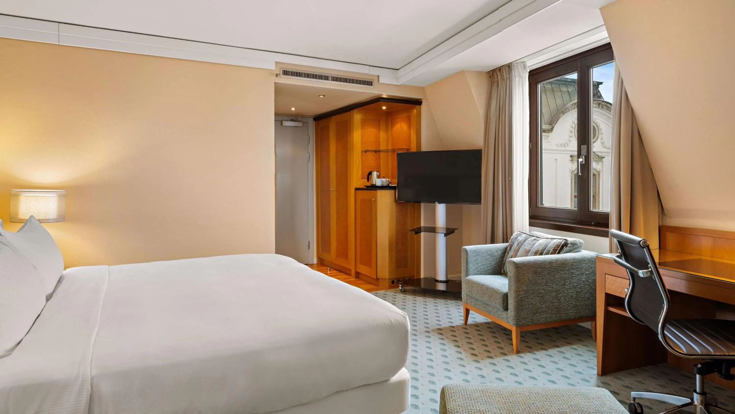 Queen Executive Room with Riverview and access to the Executive Lounge in Hilton Dresden an der Frauenkirche