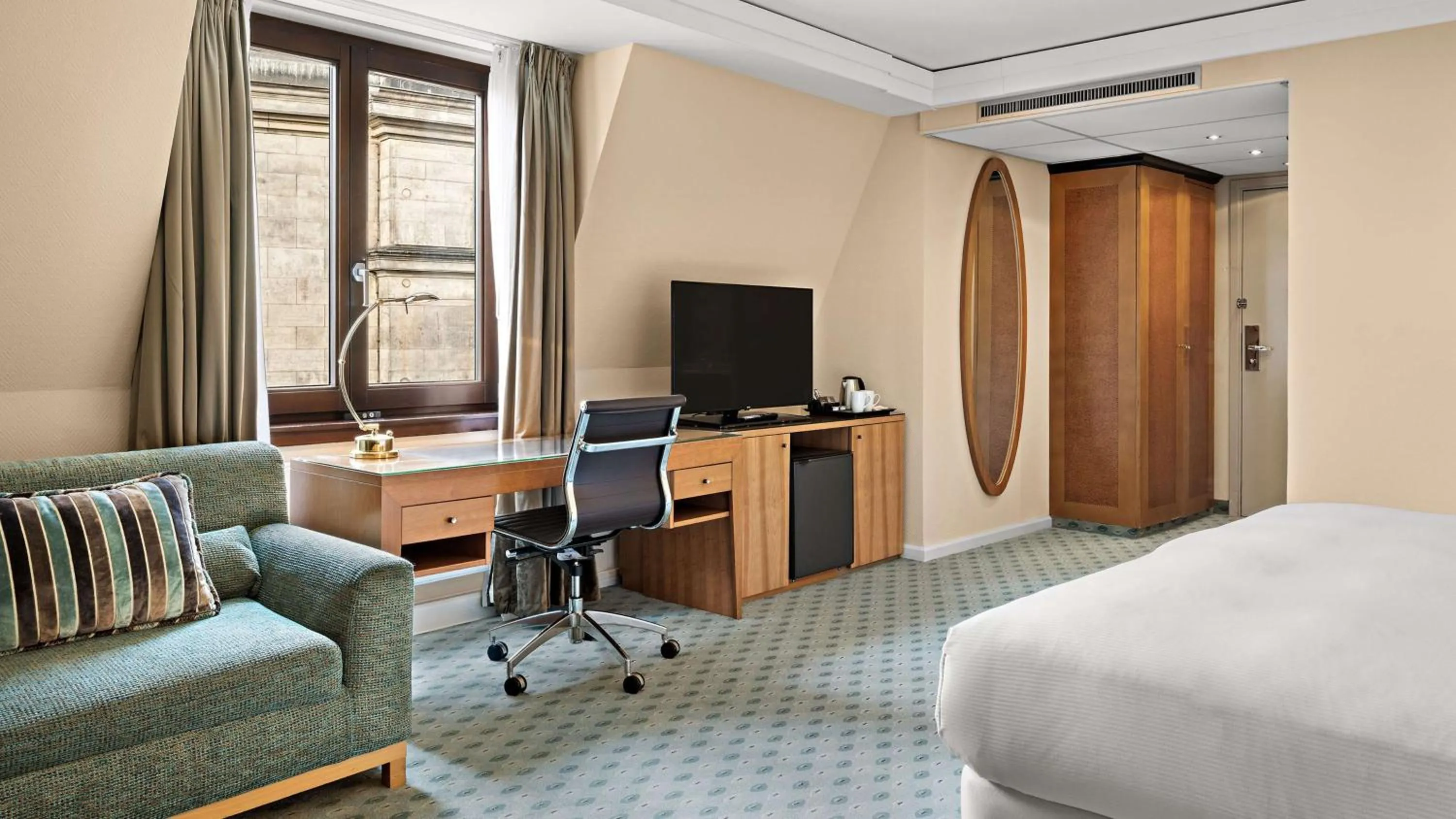 Executive Queen Family Room with view of the Procession of Princes and access to the Executive Lounge in Hilton Dresden an der Frauenkirche