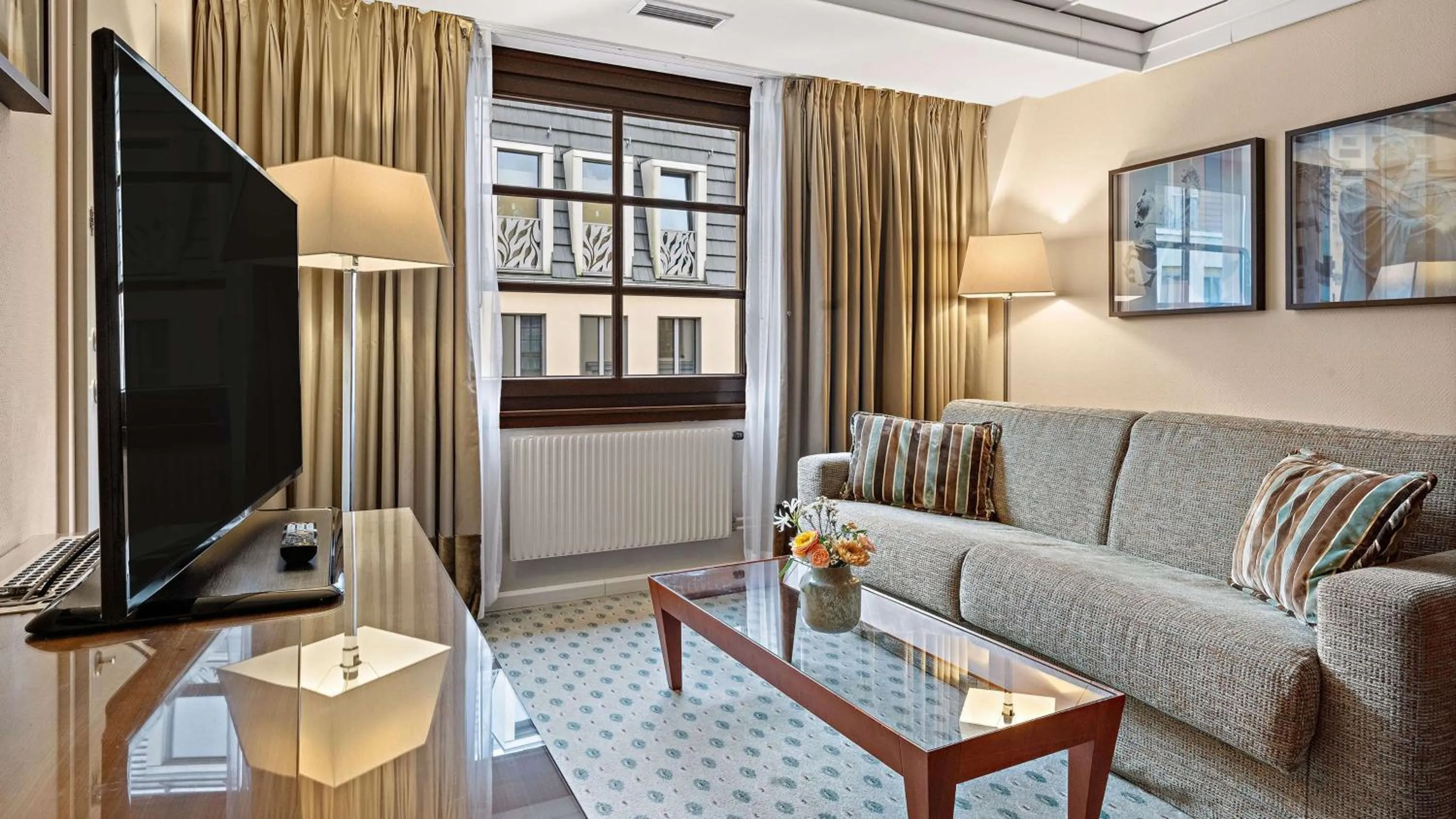 Maisonette – Junior Suite with access to the Executive Lounge in Hilton Dresden an der Frauenkirche