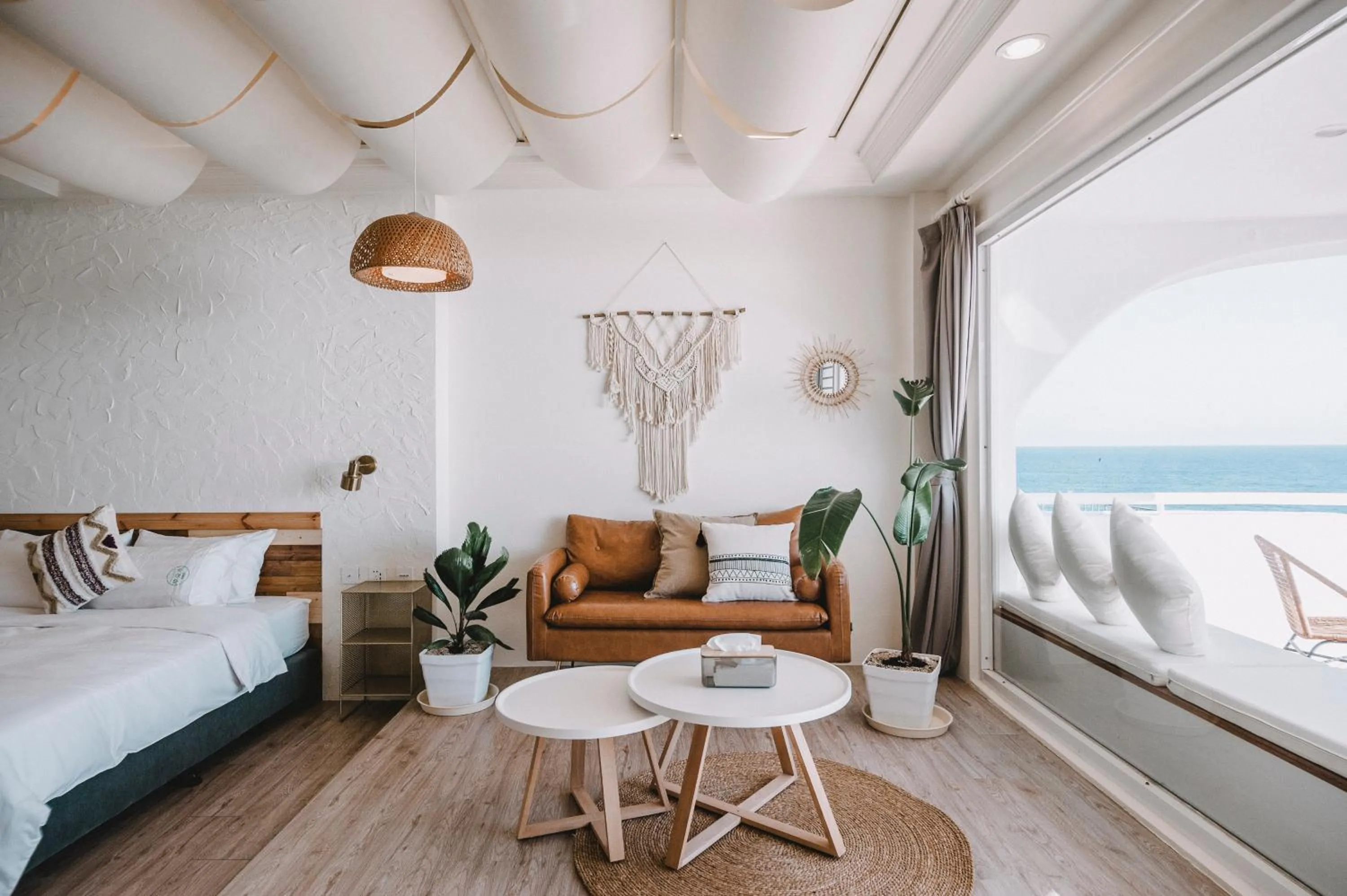 Deluxe Double Room with Balcony and Sea View in Yellow's Kenting B&B II