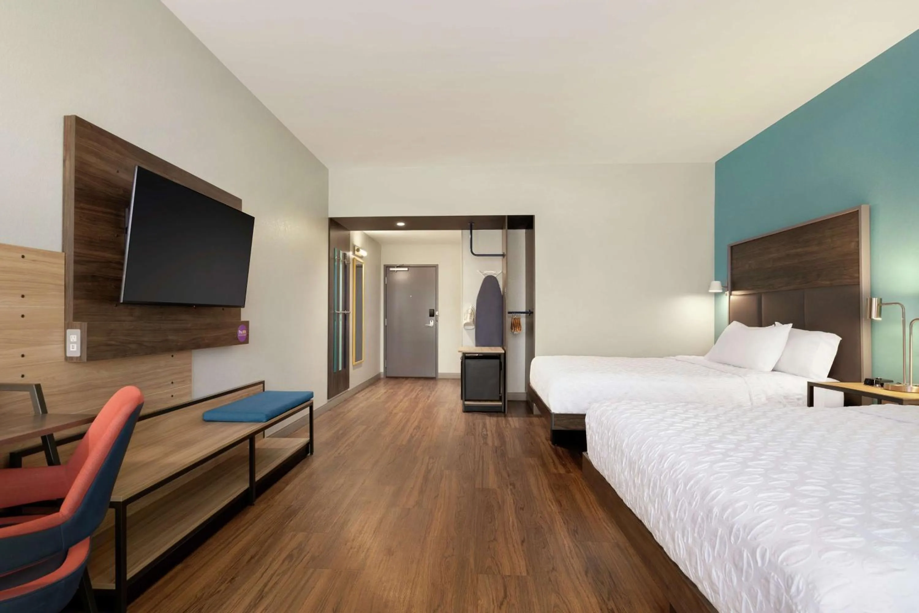 Queen Room with Two Queen Beds - Mobility and Hearing Access in Tru By Hilton Sandusky, Oh