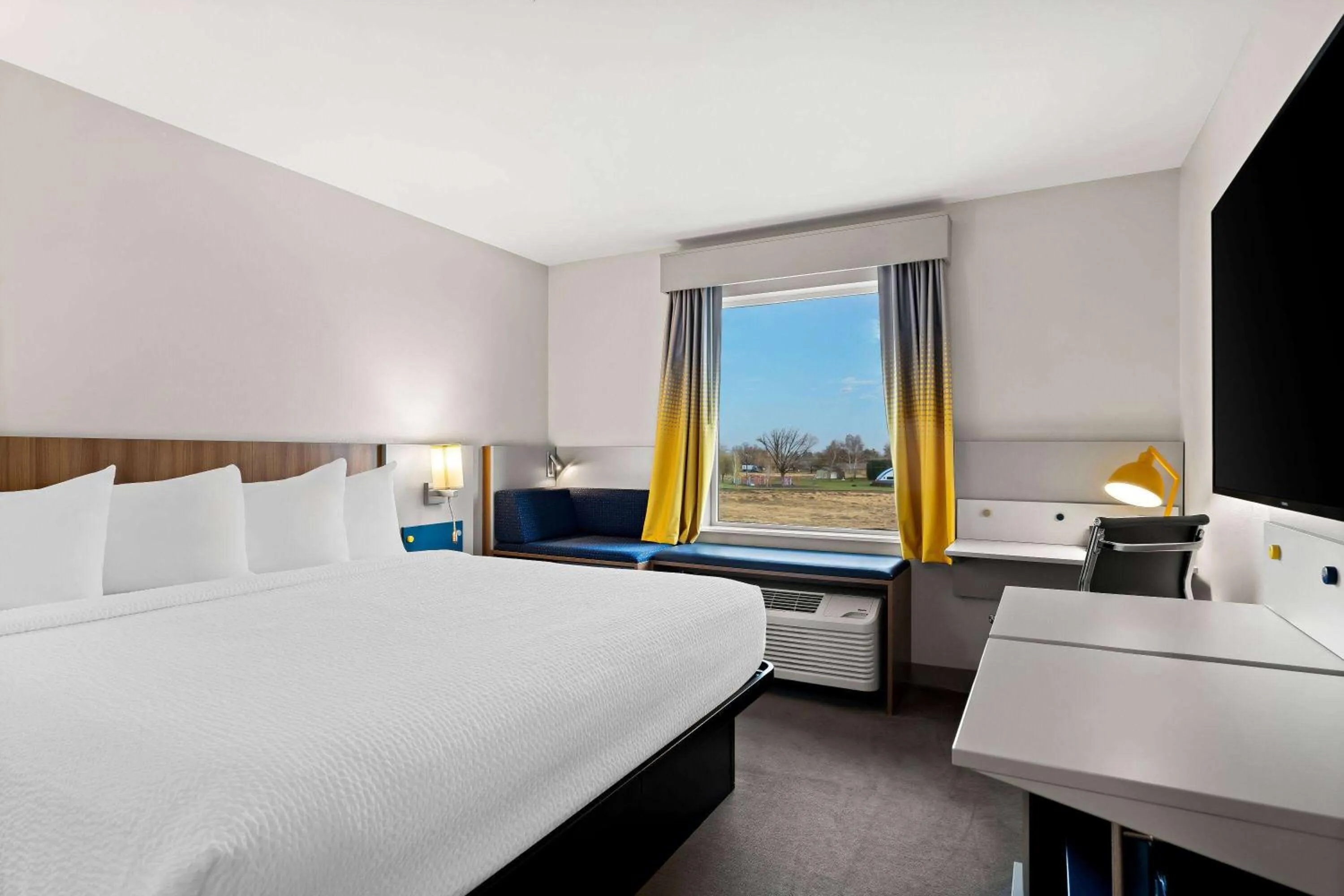 King Room - Non-Smoking in Holiday Inn Express & Suites George - Quincy South by IHG