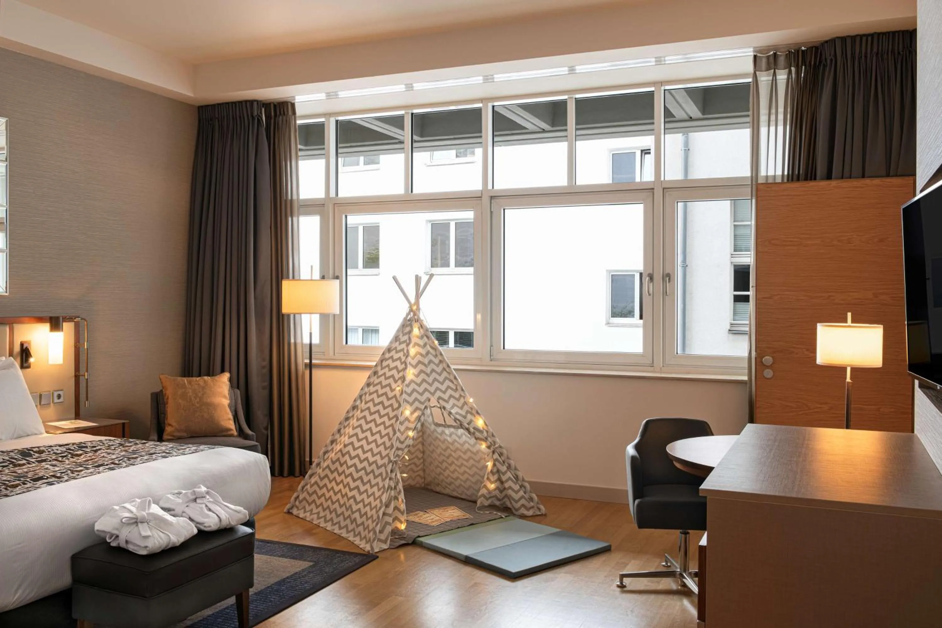 Connecting Family King Room in Hilton Cologne