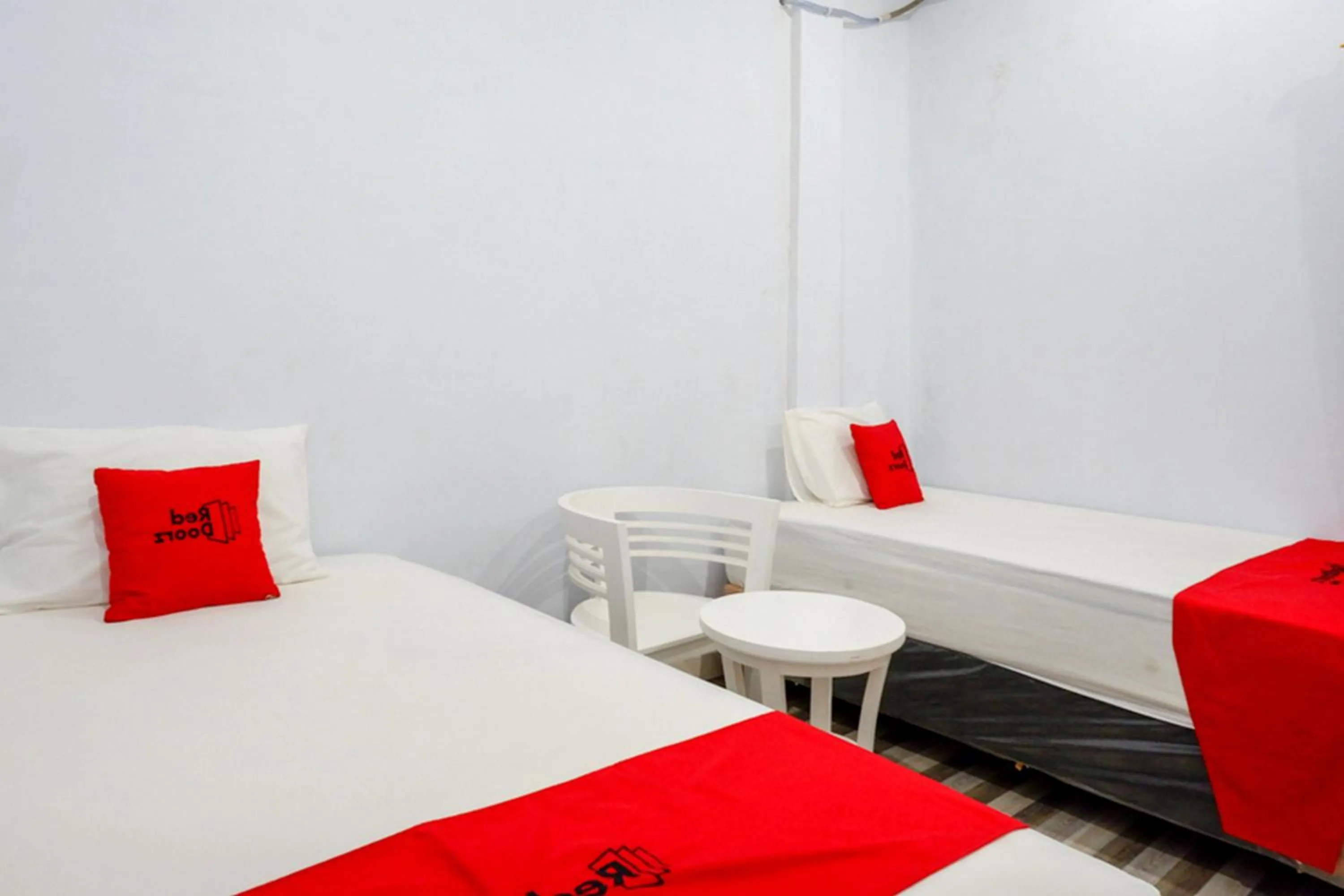 Deluxe Twin Room in RedDoorz At Rantepao Toraja Utara