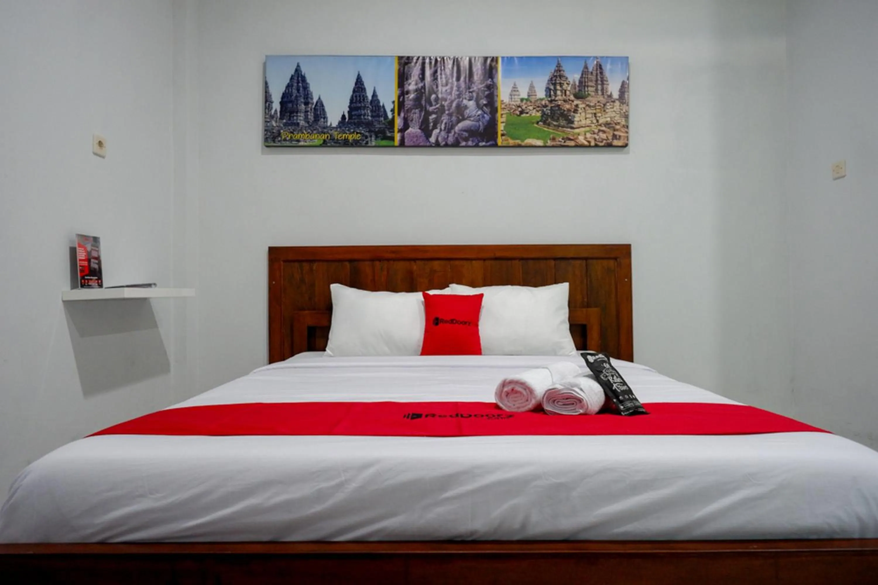 Double Room in RedDoorz near Padang Golf Adisucipto