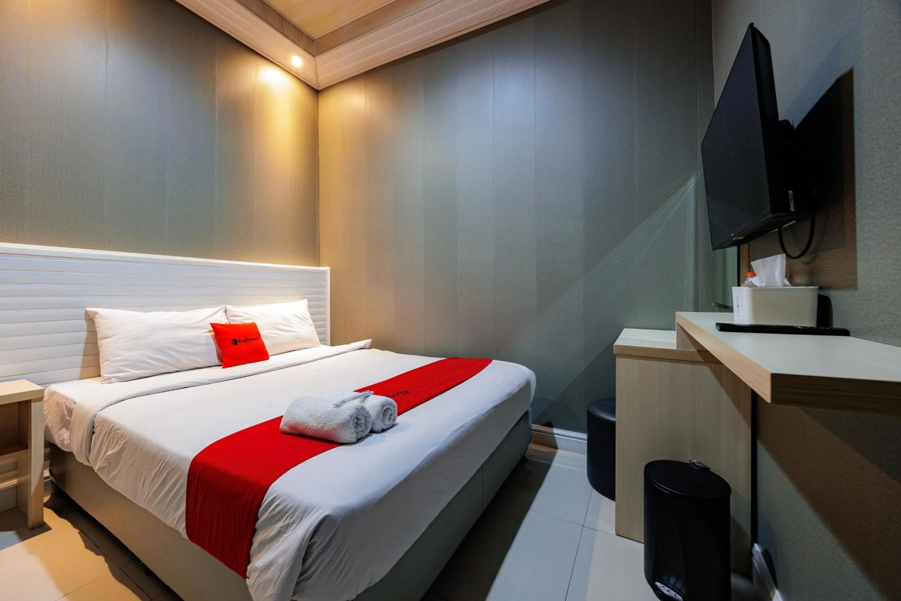 Deluxe Room in RedDoorz near Exit Toll Sirkuit Sentul