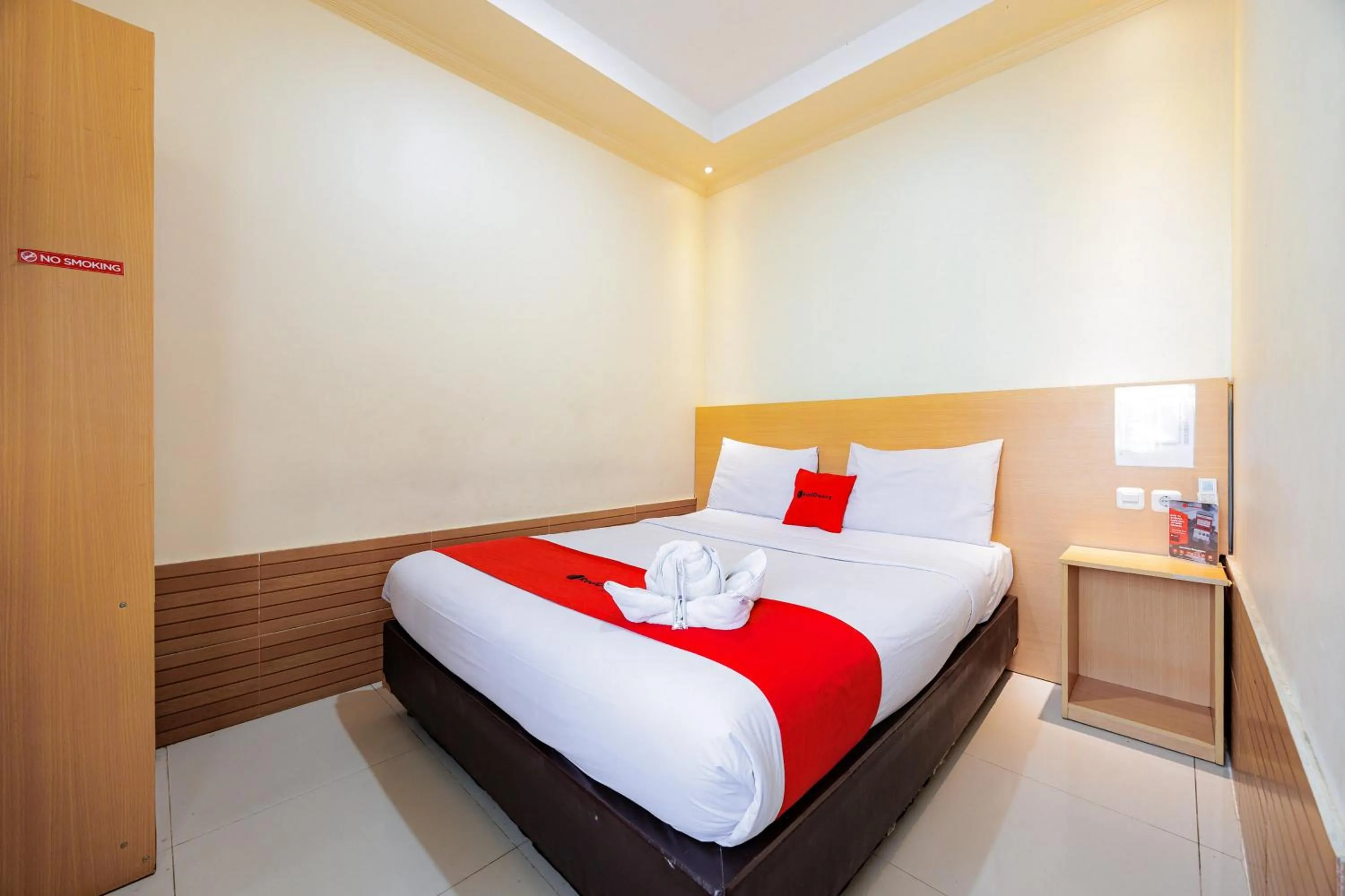 Double Room in RedDoorz near Exit Toll Sirkuit Sentul