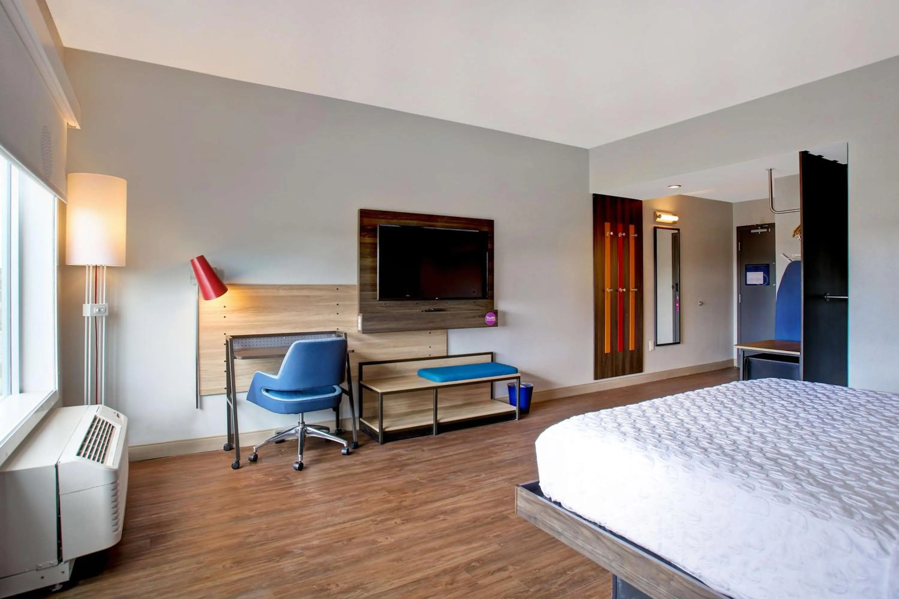 King Room with Roll-In Shower - Mobility Access in Tru By Hilton Monroe, Oh