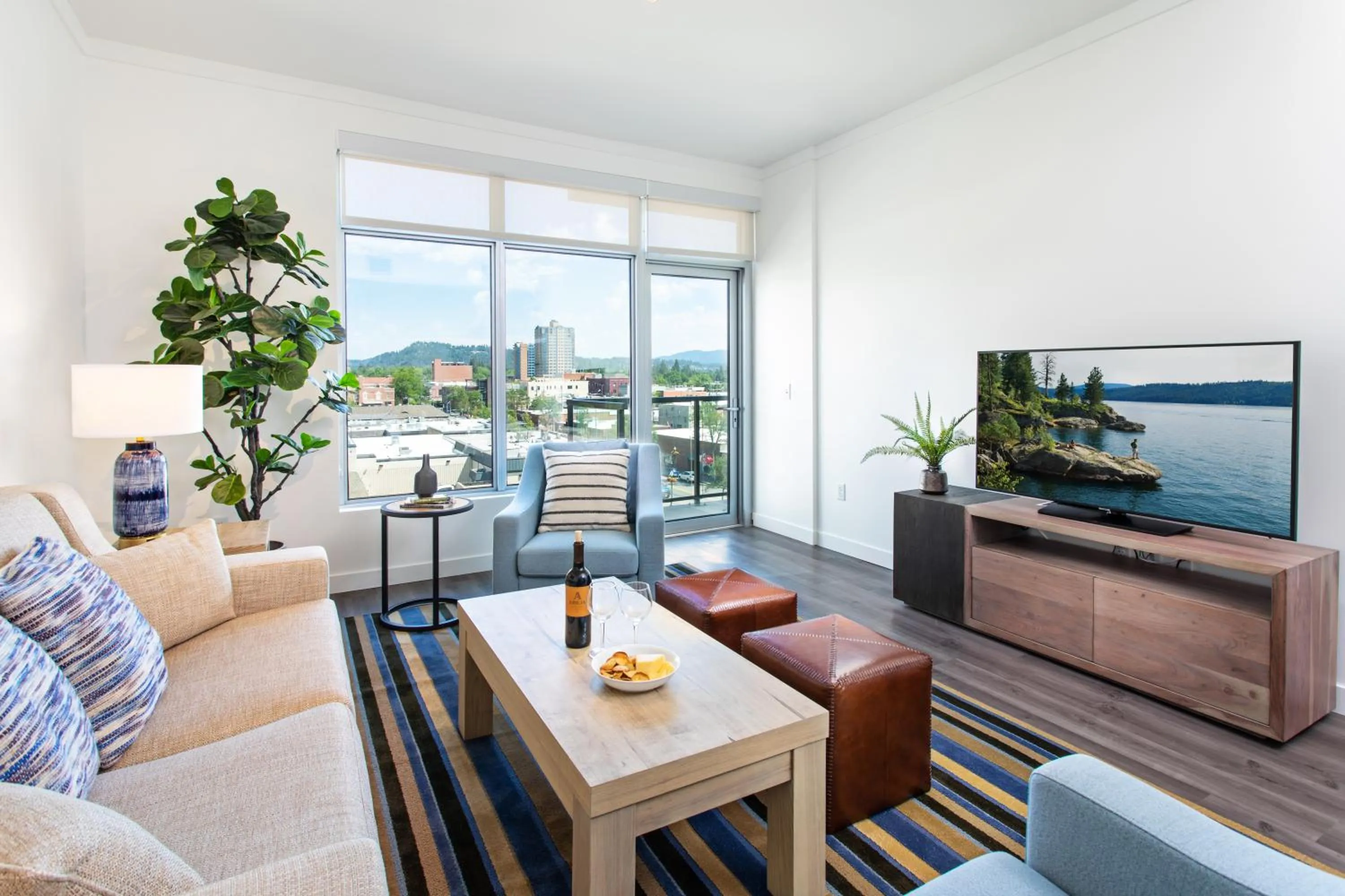 Suite with City View in One Lakeside