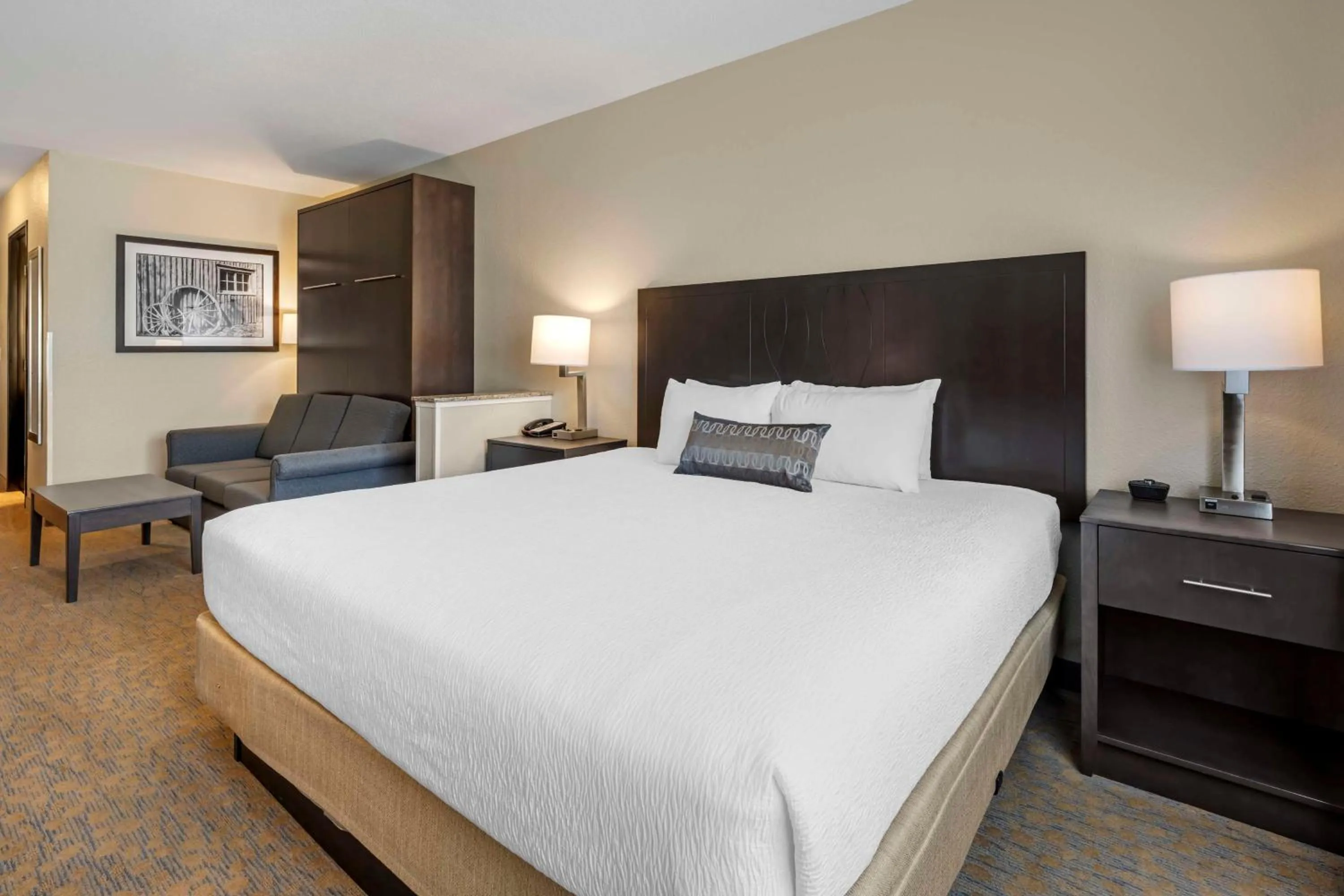 King Room with Mobility Accessible Roll-In Shower in Best Western Plus The Inn at Hells Canyon