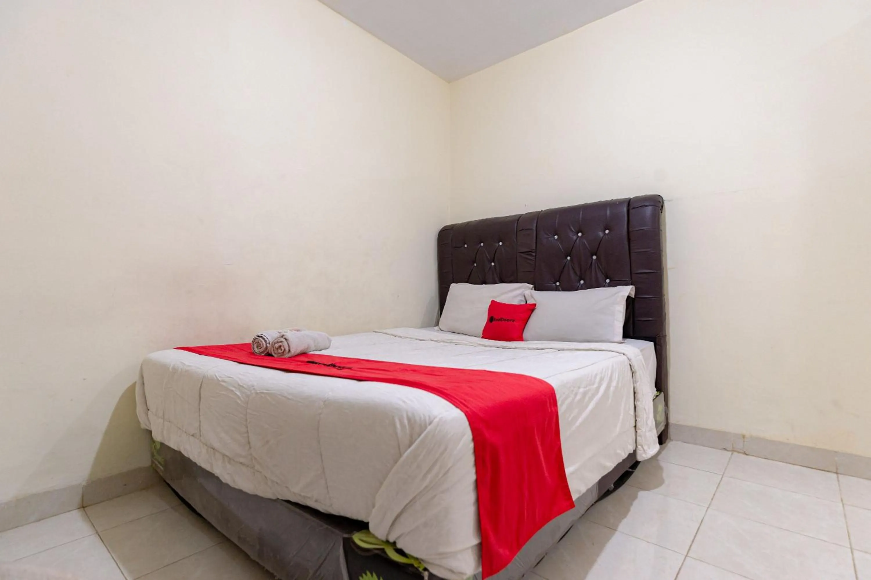 Double Room in RedDoorz @ Medan Johor 2