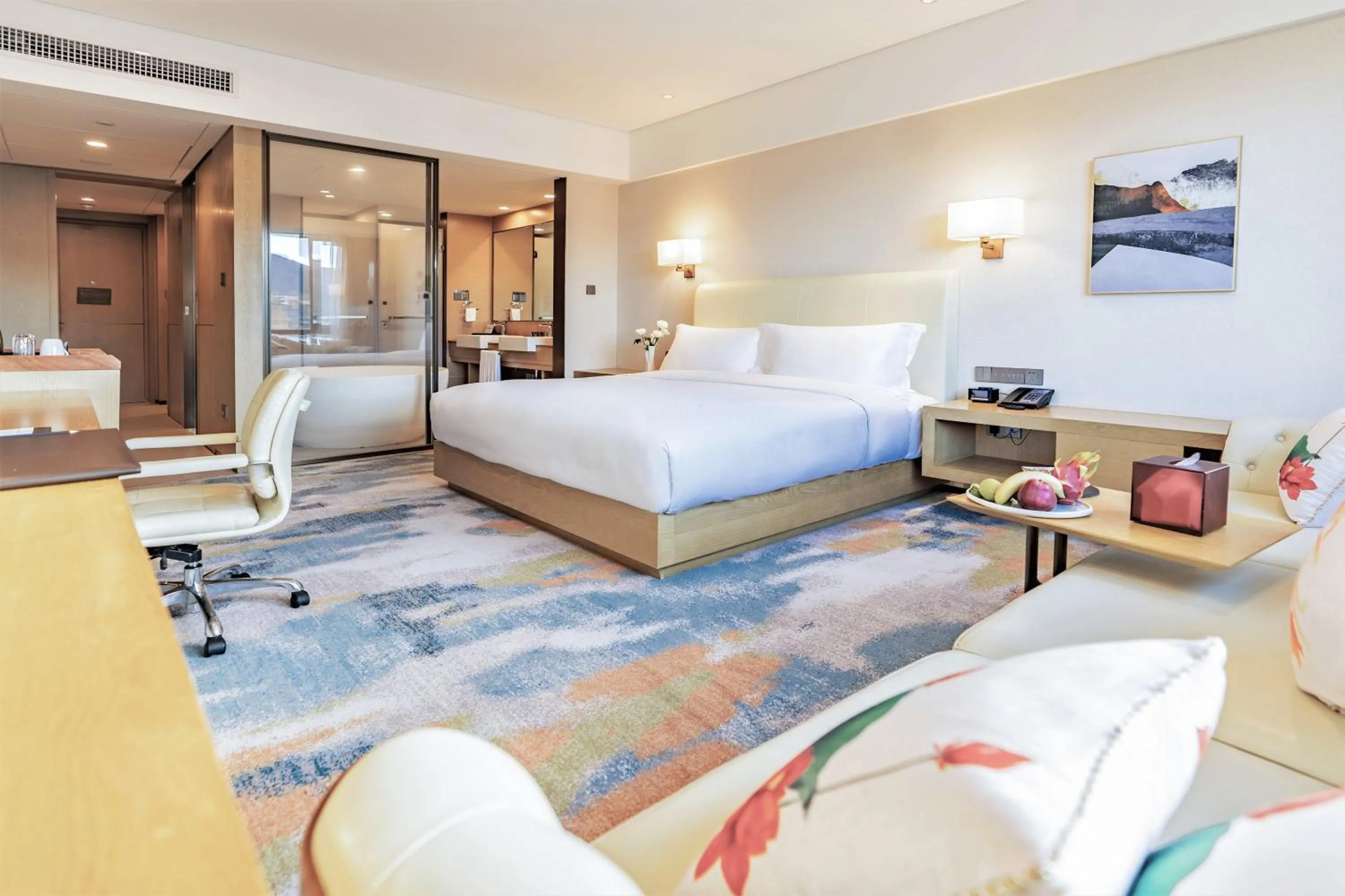 Deluxe King Room with Lake View in Hilton Lijiang