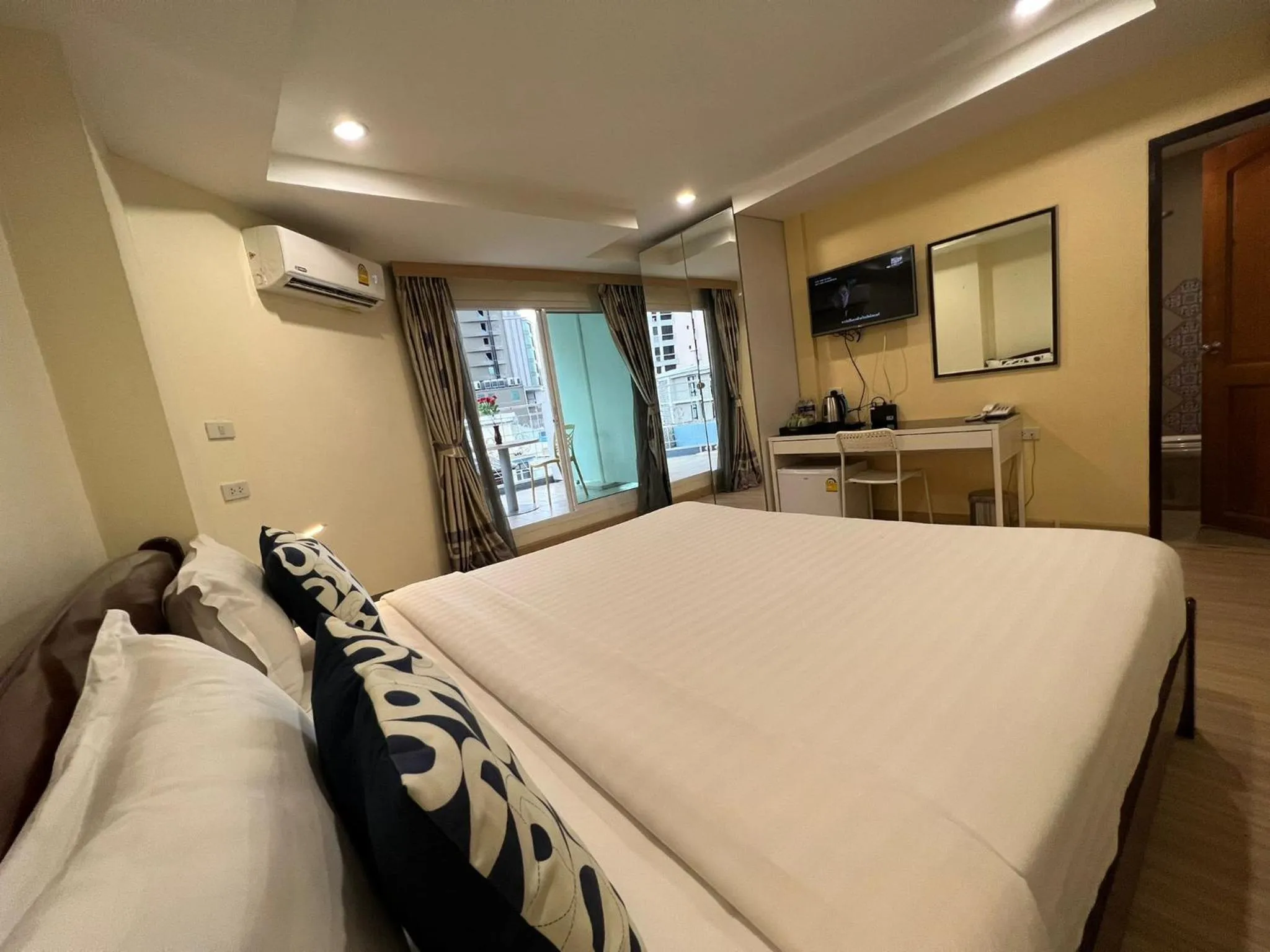 Deluxe Double Room with Balcony in V Check inn Sukhumvit 22