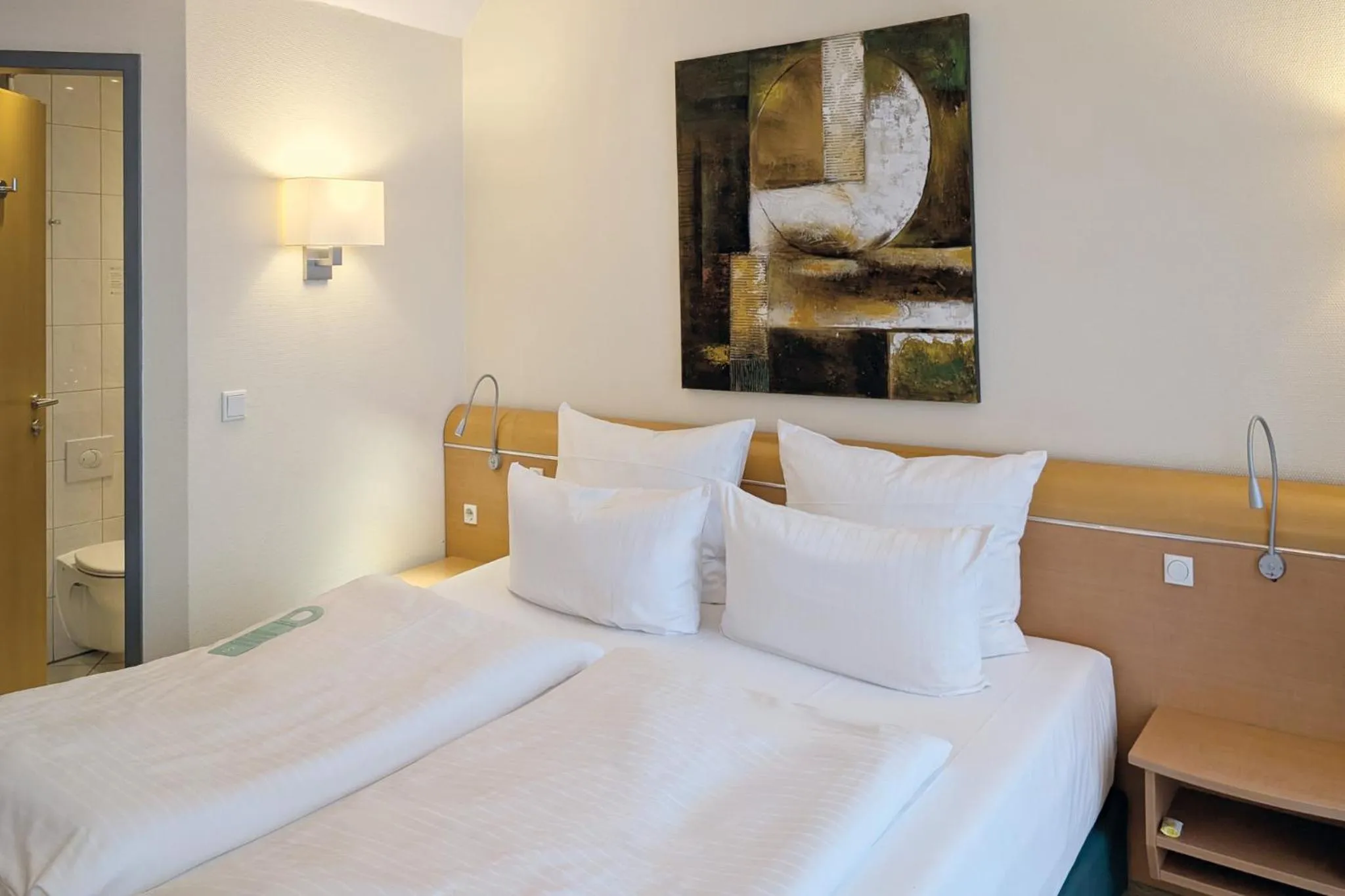 Premium King Room in Garner Hotel Hamburg - Wandsbek Marktplatz by IHG