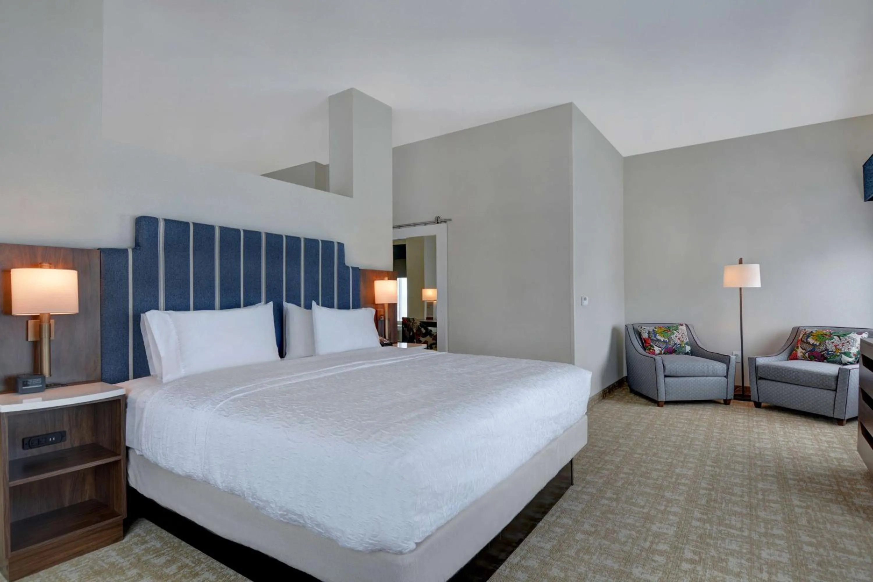 Corner King Studio in Hampton Inn & Suites Nashville Downtown Capitol View, Tn