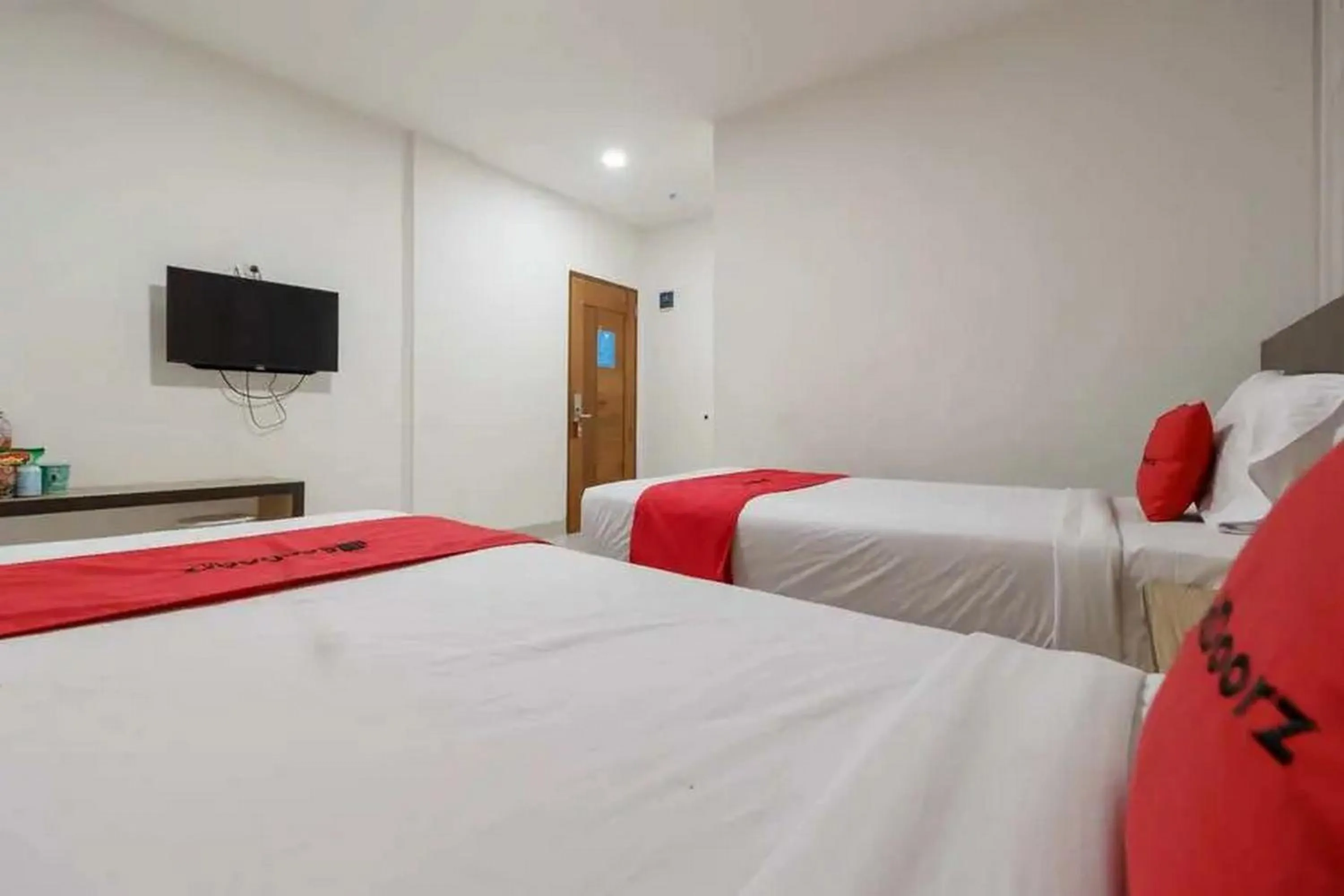 Twin Room in RedDoorz Plus @ Cemara Asri Medan