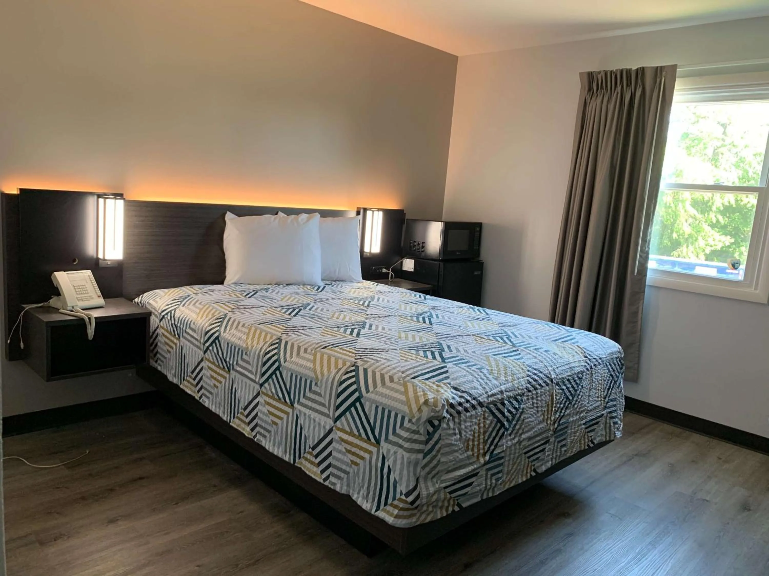 Queen Room - Non-Smoking in Motel 6 Rockford, Il