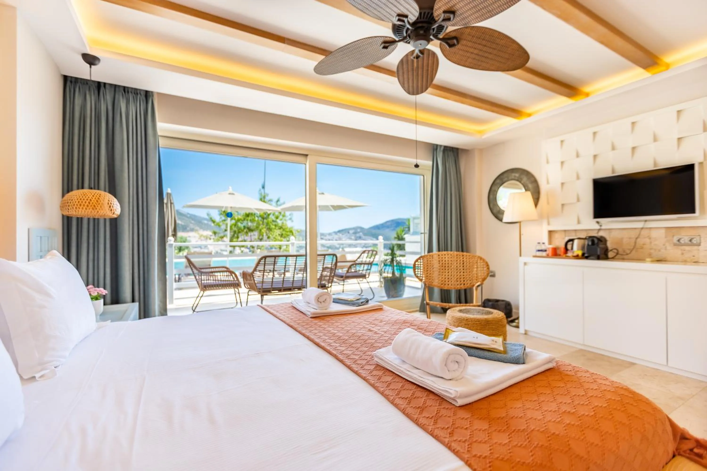 Deluxe Double Room with Sea View in Kalkan Saray Suites Hotel