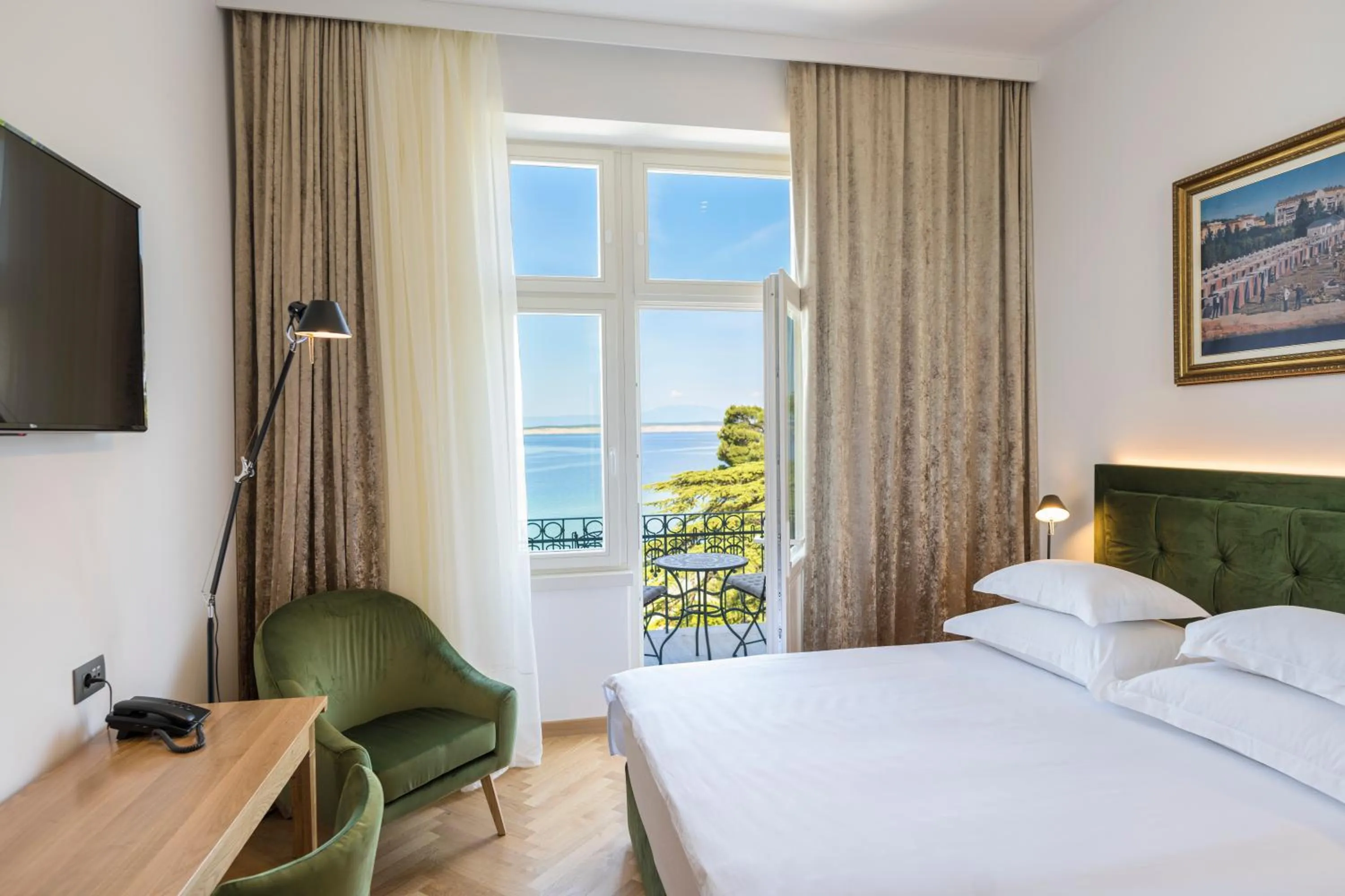 Deluxe Double Room with Balcony and Sea View in Hotel Miramare