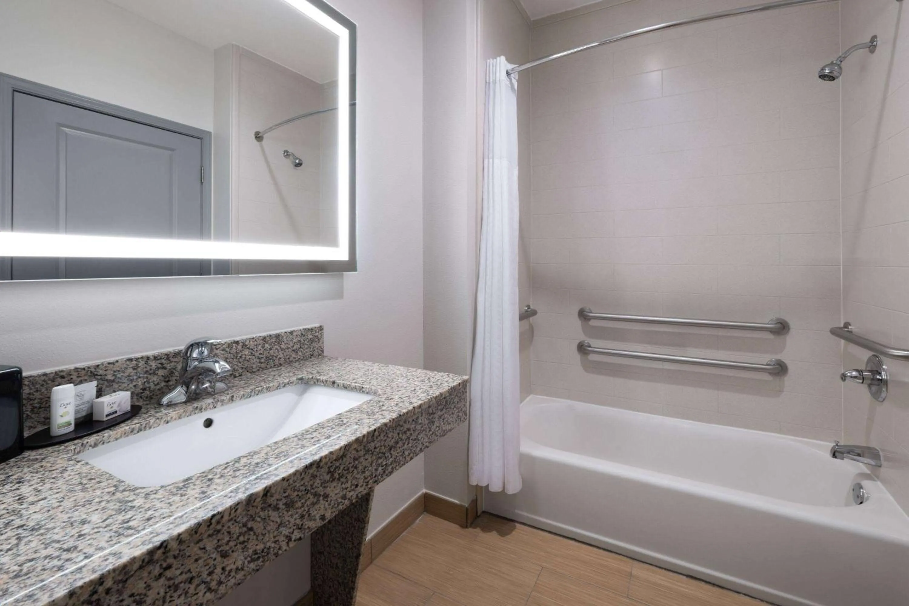 King Room with Roll-in Shower - Mobility Access/Non-Smoking in La Quinta by Wyndham Muskogee