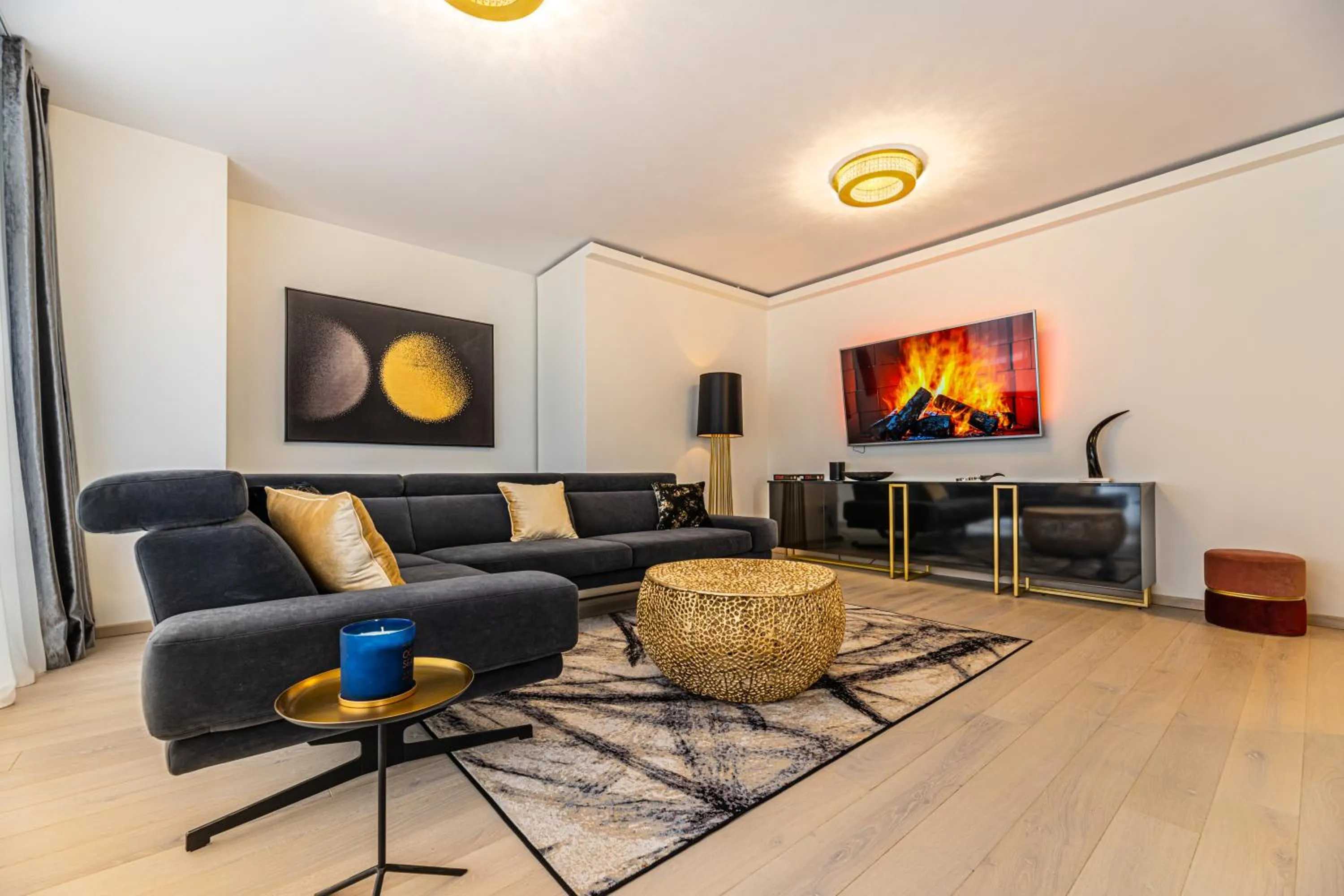 Gold Penthouse with Terrace, Mountain View and Jacuzzi in MK Apartments Brasov