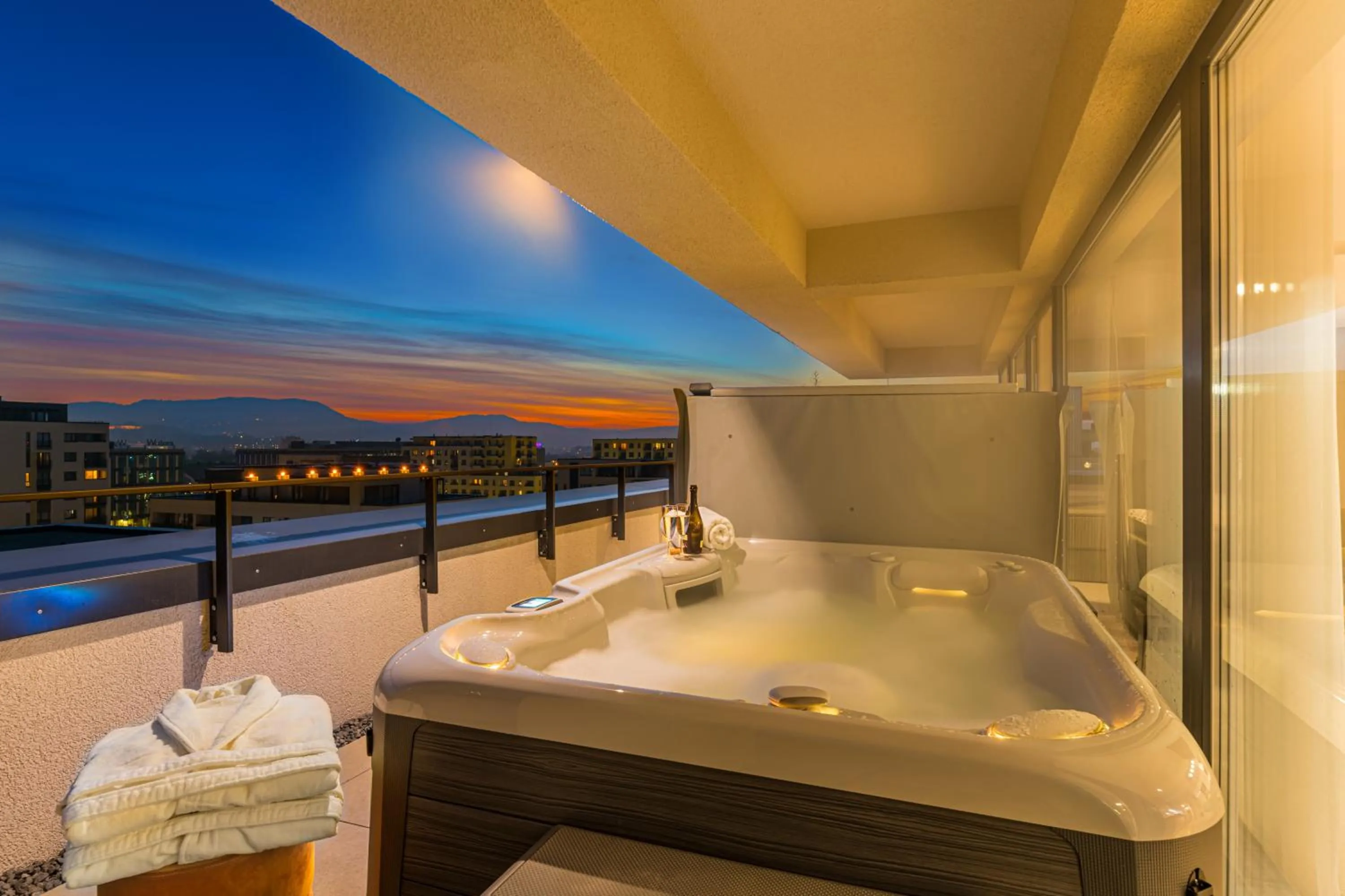 Green Penthouse with Terrace, Mountain View and Jacuzzi in MK Apartments Brasov