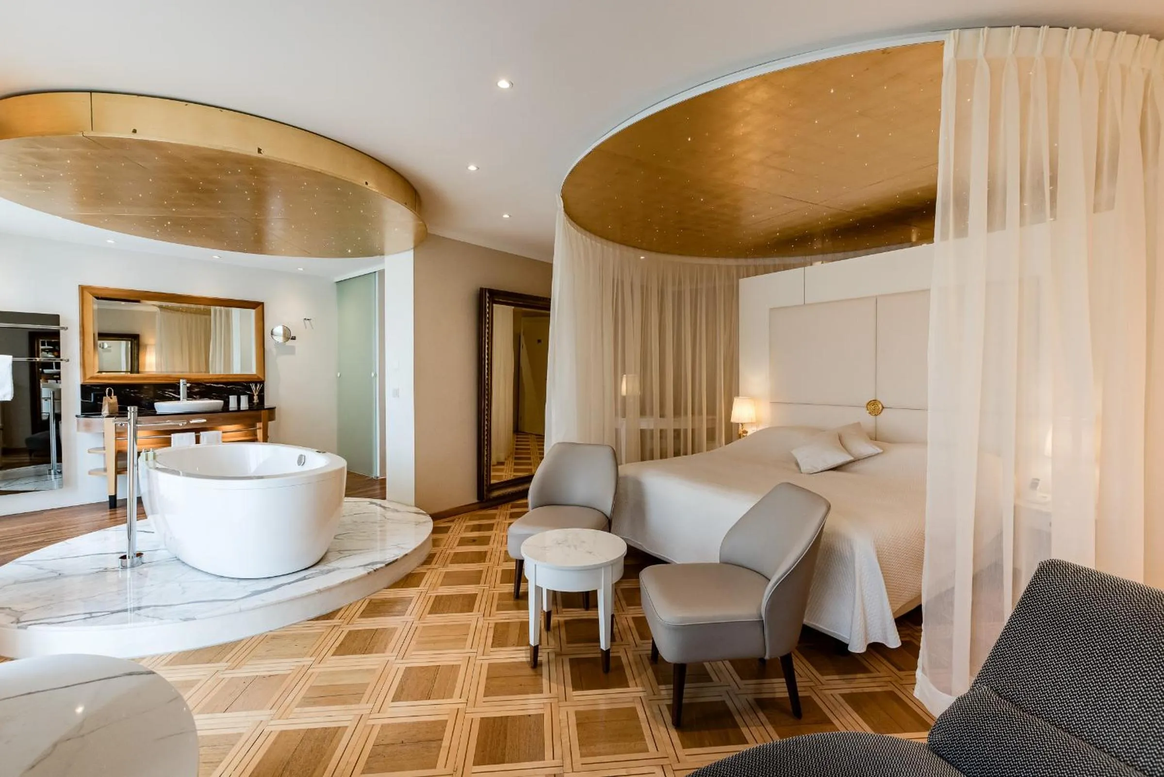 Romantic Suite with River View and Balcony in Hotel des Balances