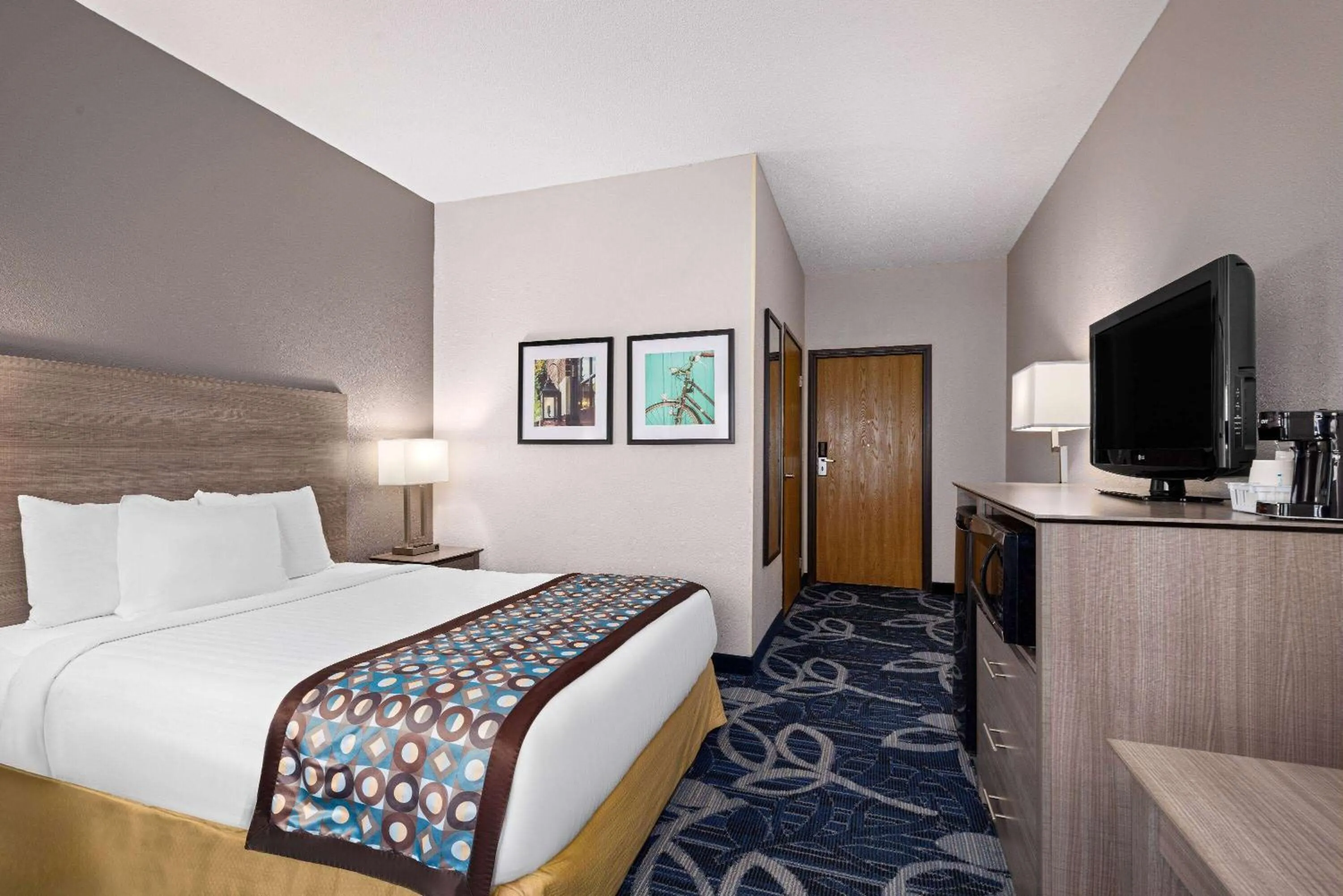 Queen Room - Disability Access/Non-Smoking in Baymont by Wyndham Waterloo