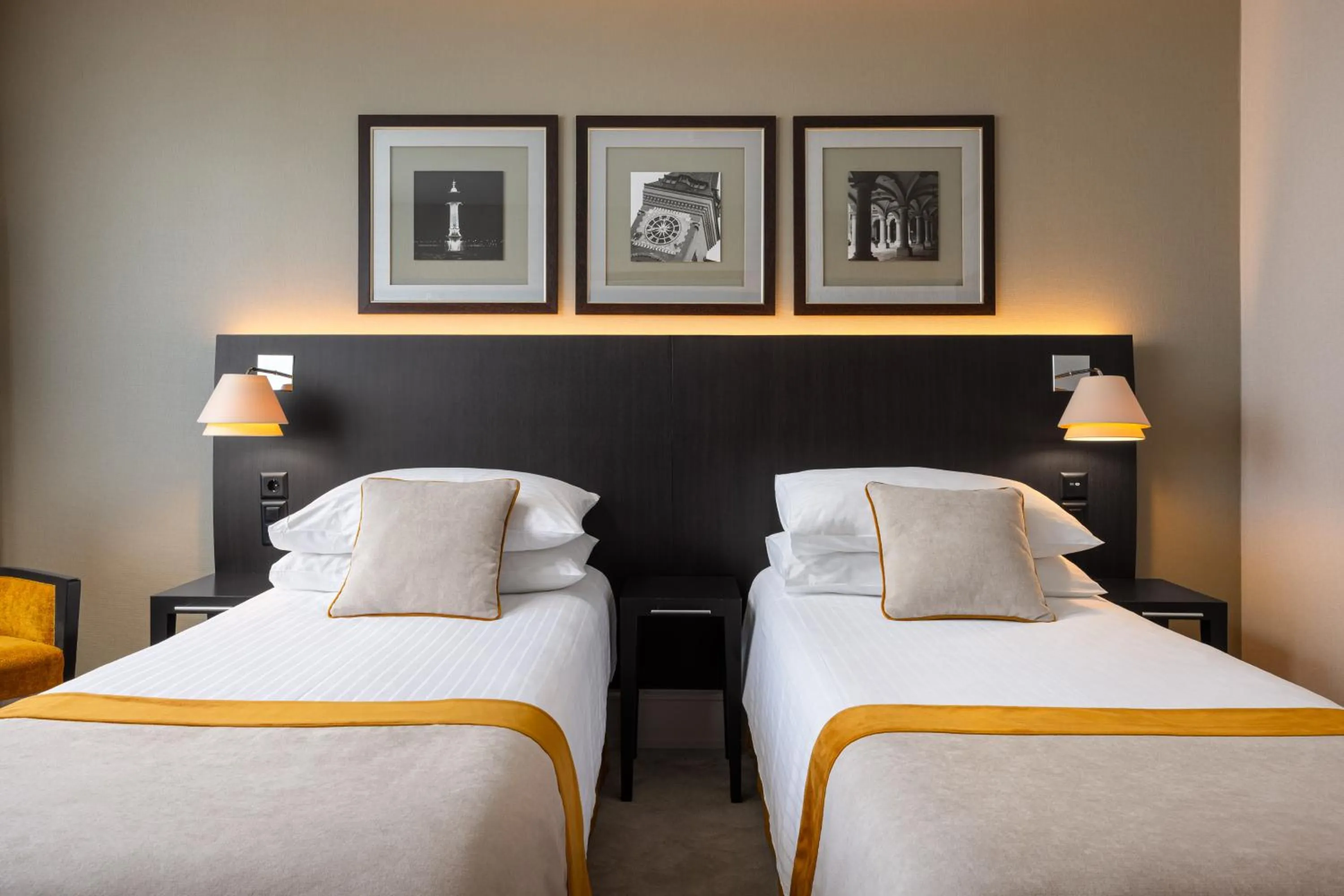 Family Room (4 Adults + 1 Child) in Auteuil Manotel