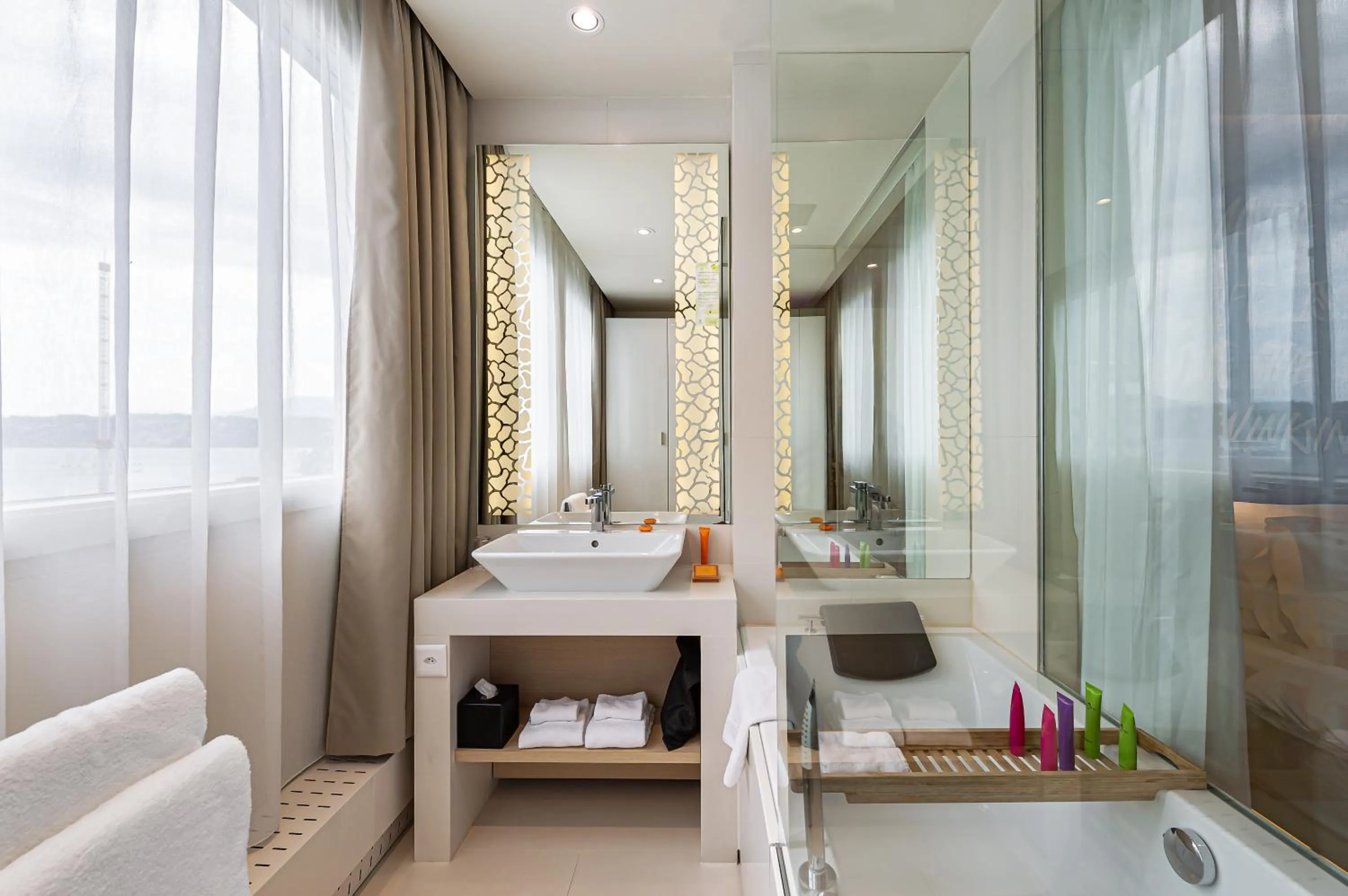 Double Room with Lake View in N’vY Manotel