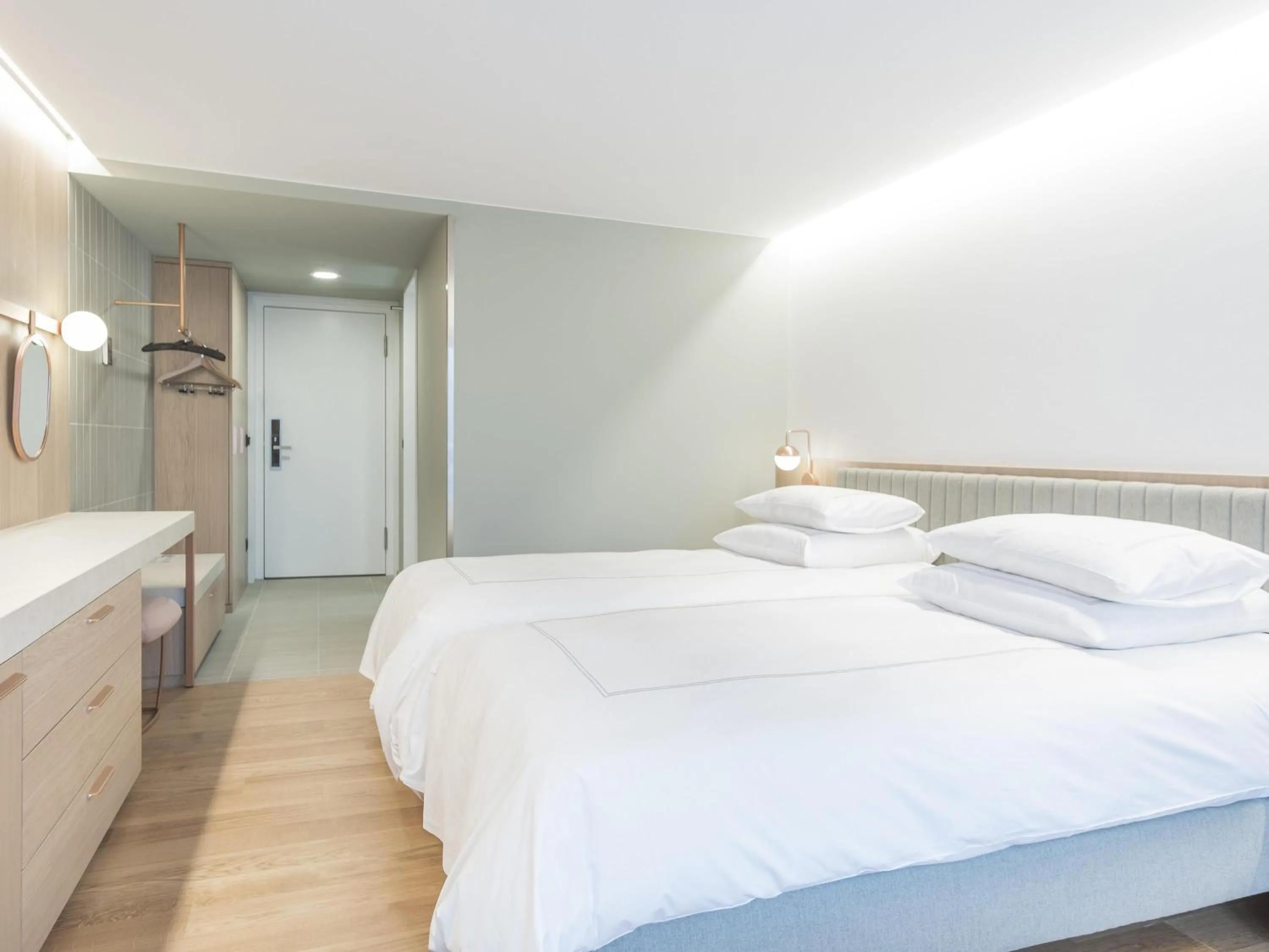 Premier Twin Bed Room with Balcony in Swissôtel Kursaal Bern
