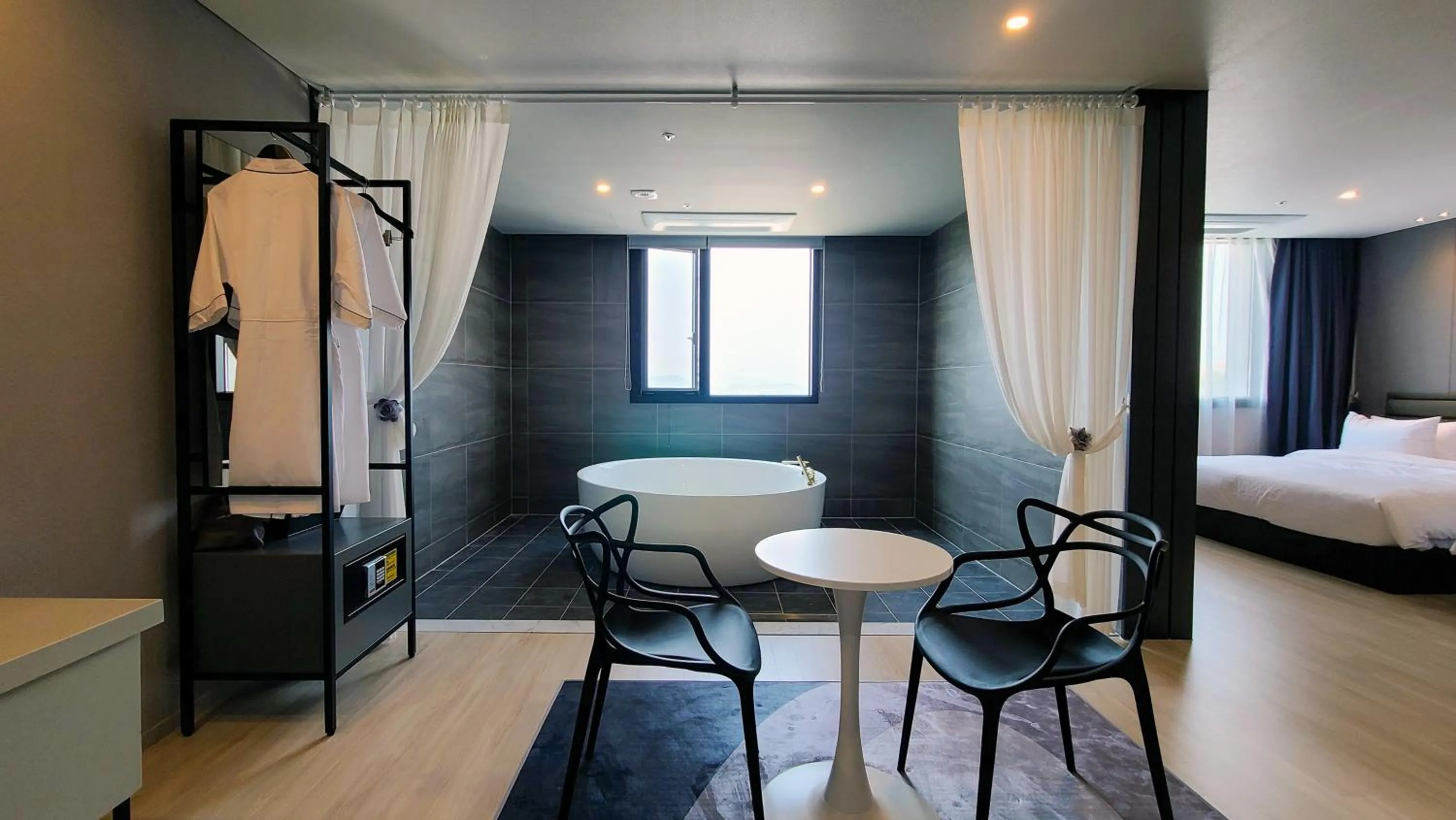 Deluxe Suite with Spa Bath in Hotel Ohevday